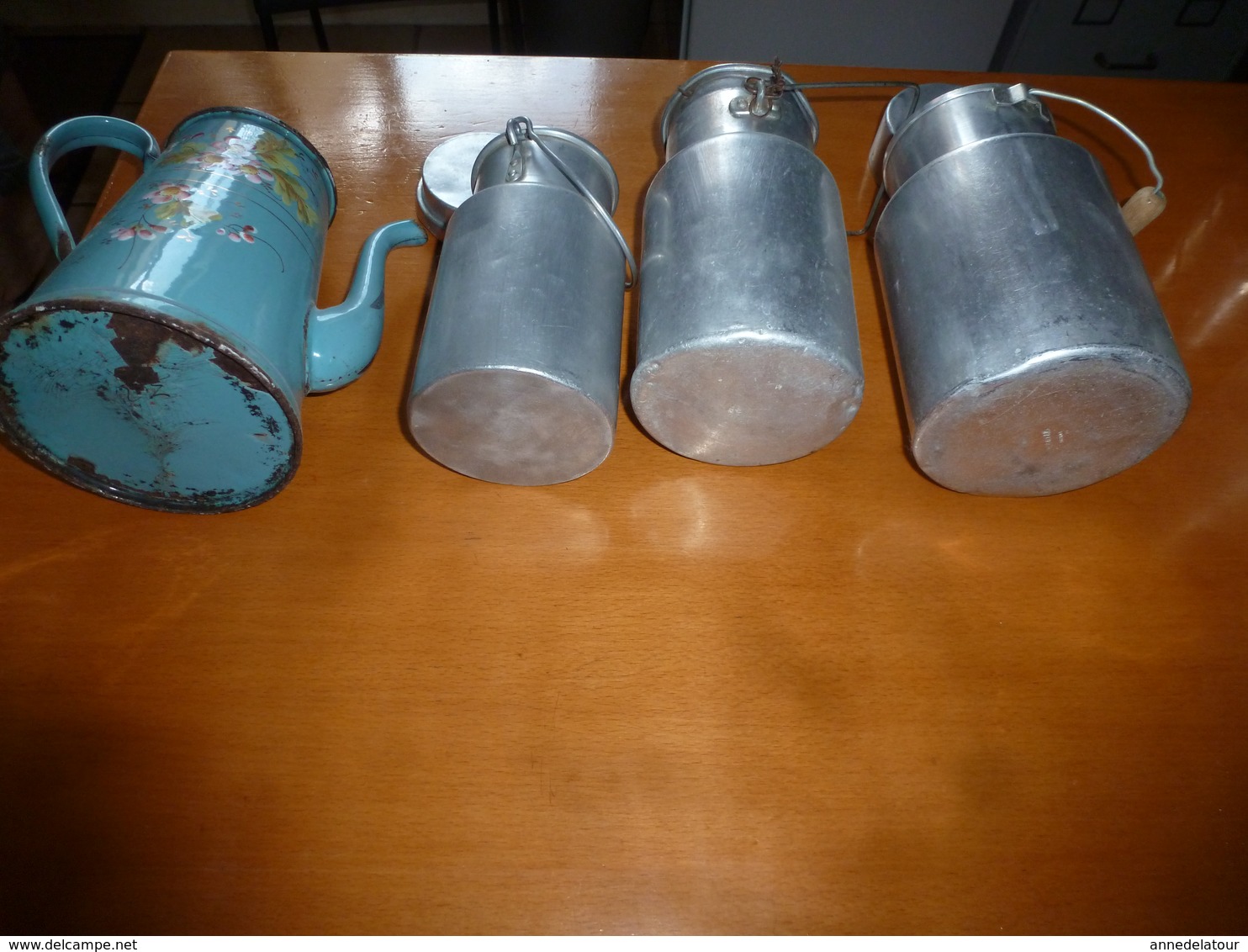 Lot De 4 Récipients ,dont 3 Pots A Lait En Aluminium Et 1 Cafetière En Métal émaillé (vente à Choix Possible) - Autres & Non Classés