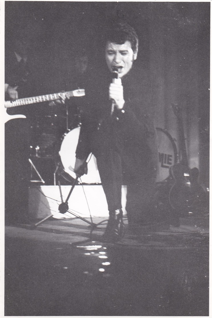 JOHNNY HALLYDAY ,,photo "" DIAZ "" ,,ecrit Au Dos ,,, (( 7 Novembre 66 ,palais Des Fetes De PERIGUEUX)) - Célébrités