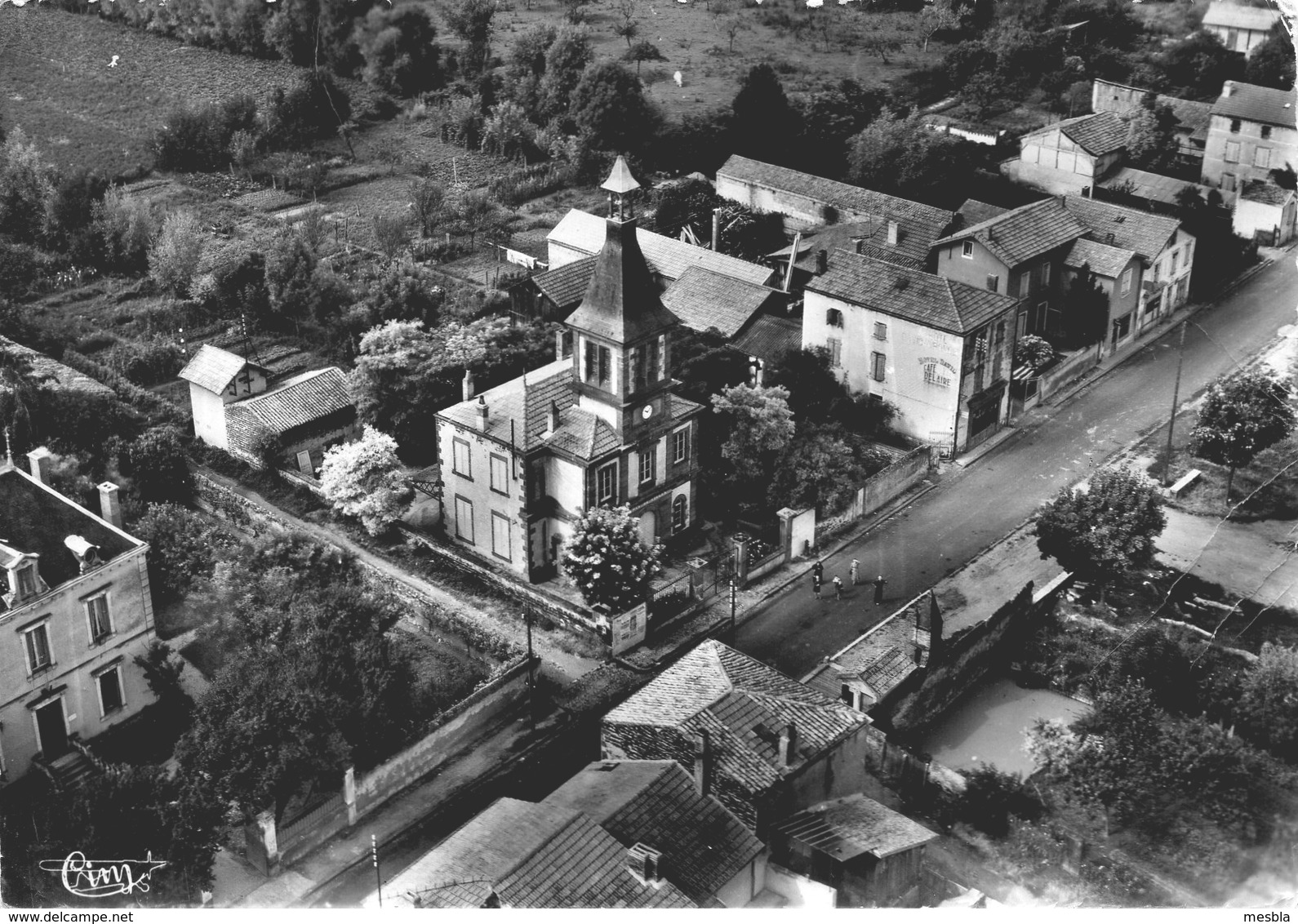 CPSM  -  ENNEZAT  (63)   Vue Aérienne De L' école De Filles Et La Route De Riom  -  Café Delaire. - Ennezat