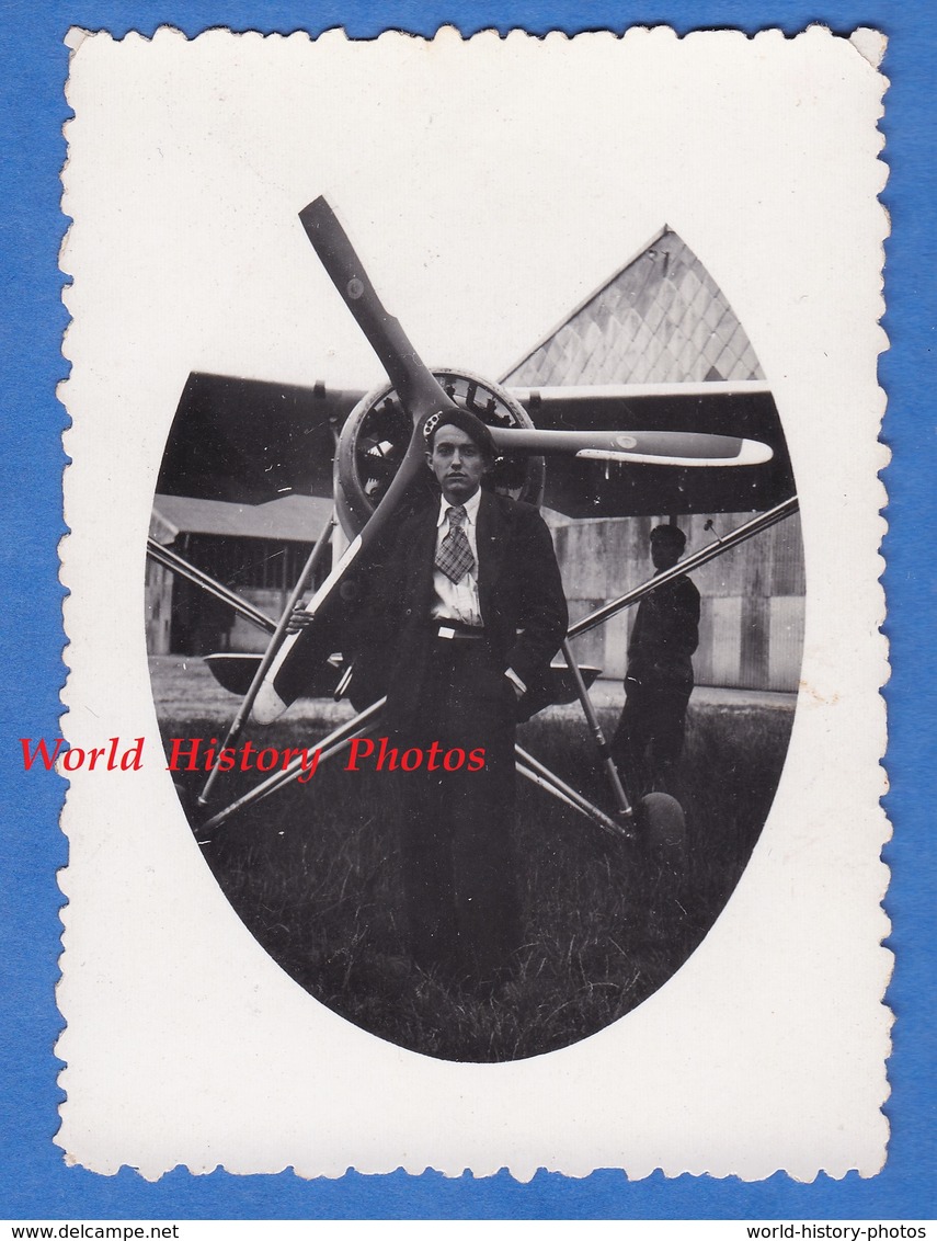 Photo Ancienne Snapshot - Portrait D'un Homme Devant Un Avion à Identifier Aérodrome Aviation Plane Flugzeug Boy Garçon - Aviation