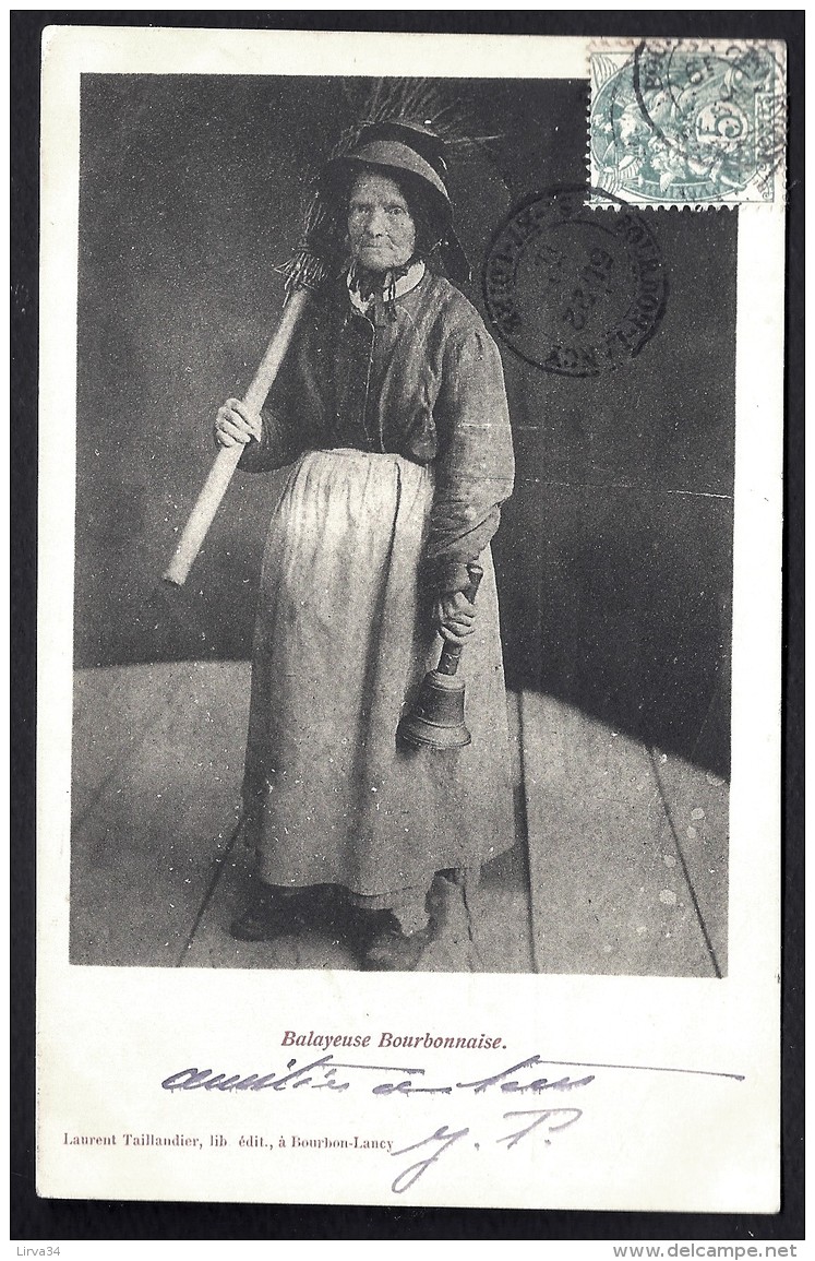 CPA ANCIENNE FRANCE- VIEILLE BALAYEUSE BOURBONNAISE- TRES GROS PLAN AVEC BALAI ET CLOCHE- - Bourbon L'Archambault