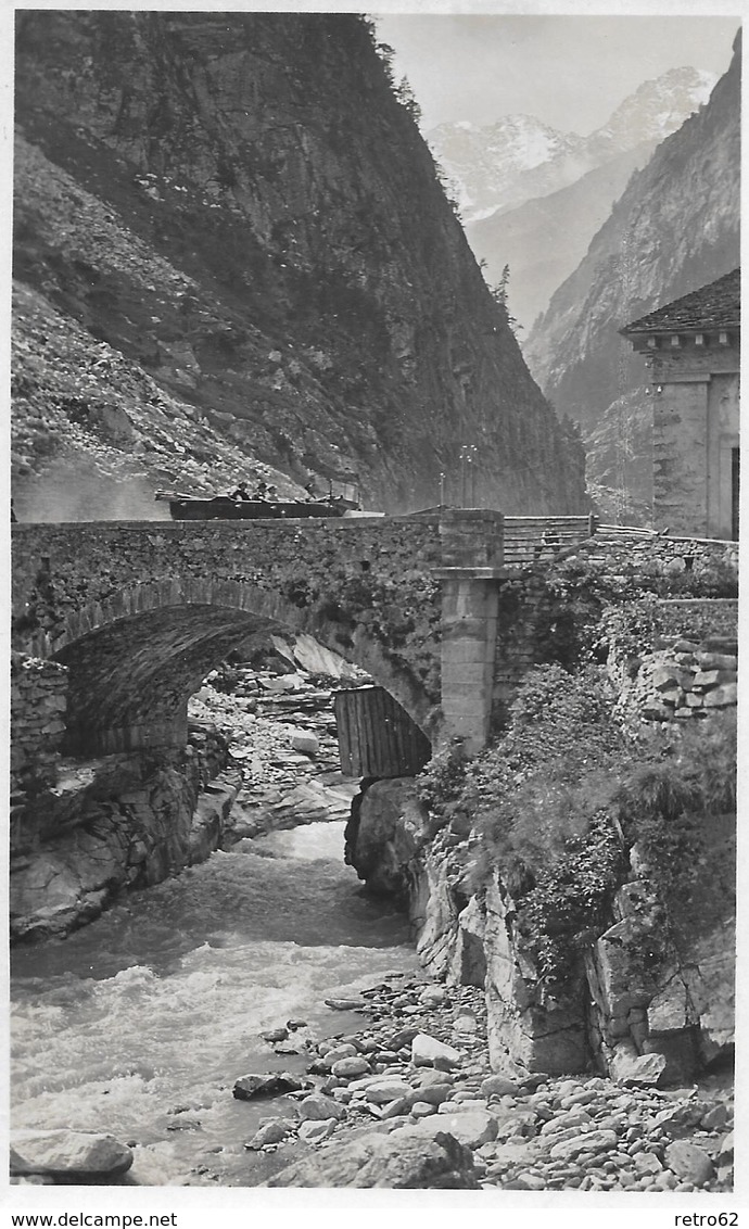 SIMPLONSTRASSE-GONDOSCHLUCHT → Altes Saurer Postauto Ca.1935 - Saint-Luc