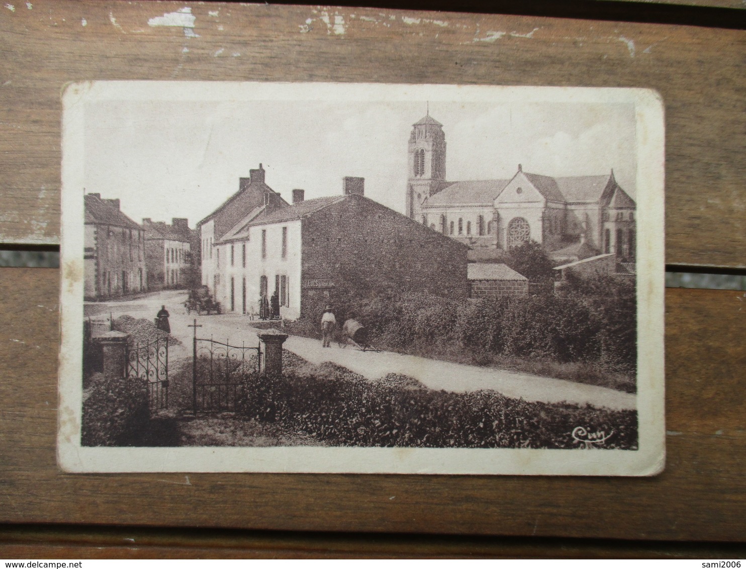 CPA 85 LES LUCS SUR BOULOGNE EGLISE ET LA ROUTE DE ROCHESERVIERE - Les Lucs Sur Boulogne