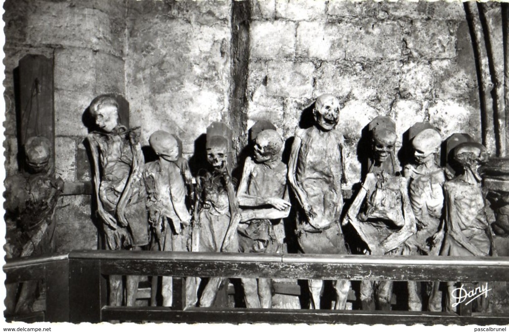 BORDEAUX - LE CAVEAU DE SAINT MICHEL - UN GROUPE DE MOMIES (LA FAMILLE EMPOISONNÉE) - Bordeaux