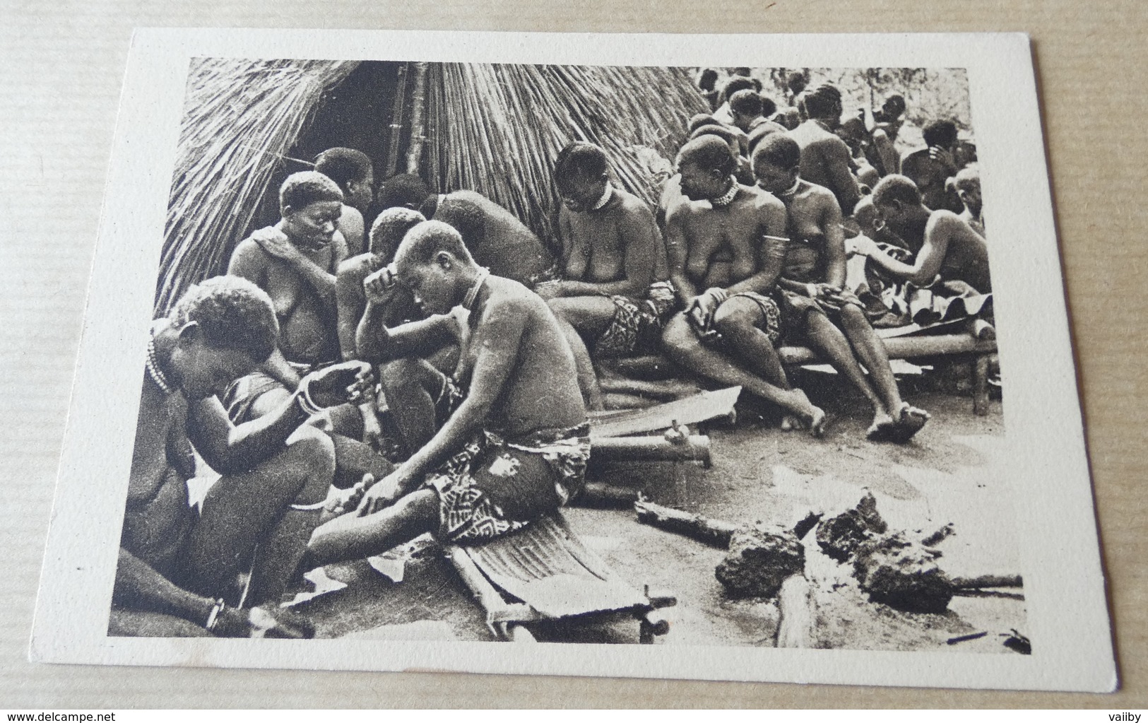 Femme Seins Nus - Oubangui Chari - Femmes Devant La Case Du Chef Boubou Le Jour De Ses Funerailles - Centrafricaine (République)