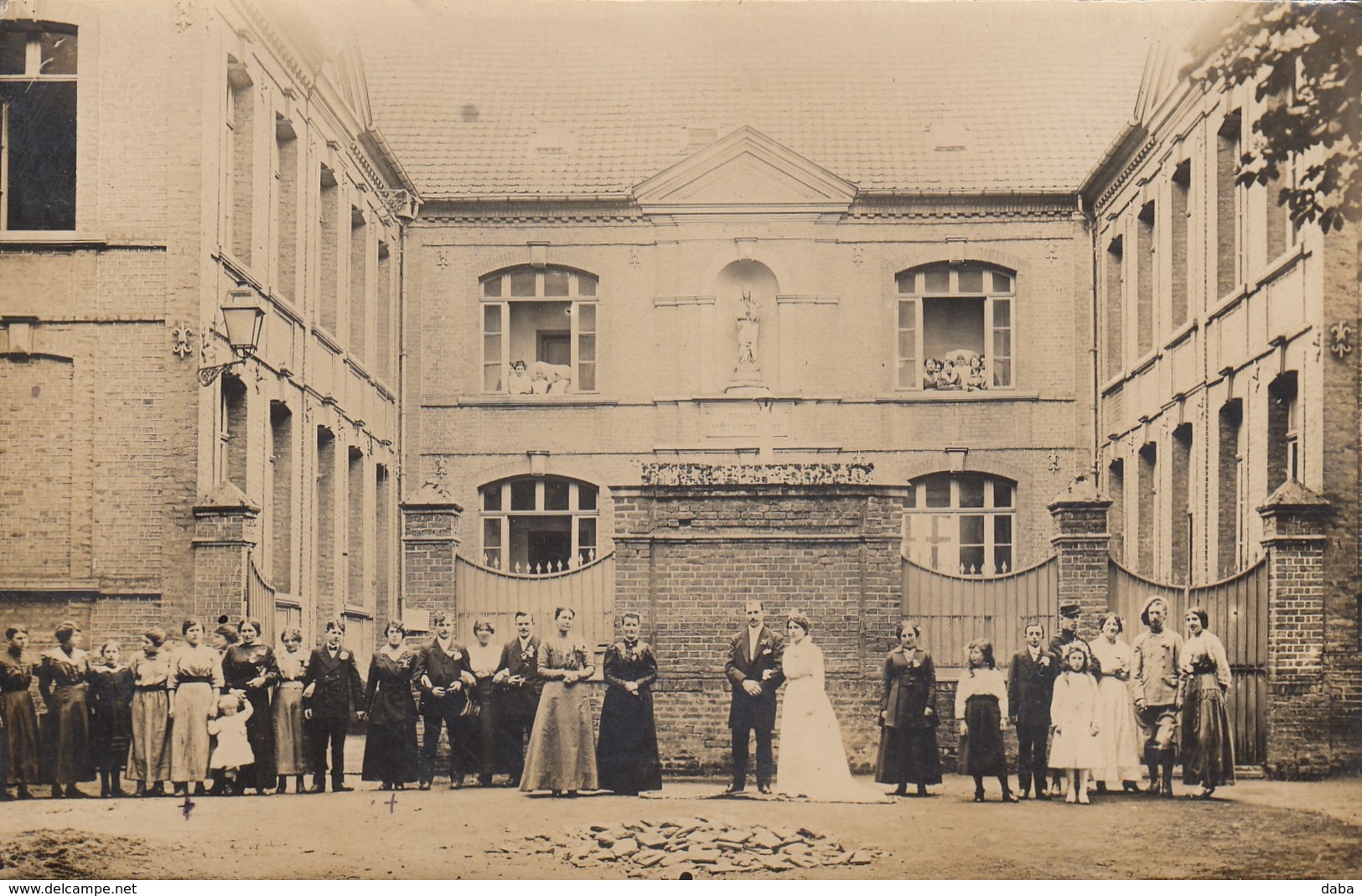 Saleux.  Carte Photo. Mariage Devant L'Orphelinat - Autres & Non Classés