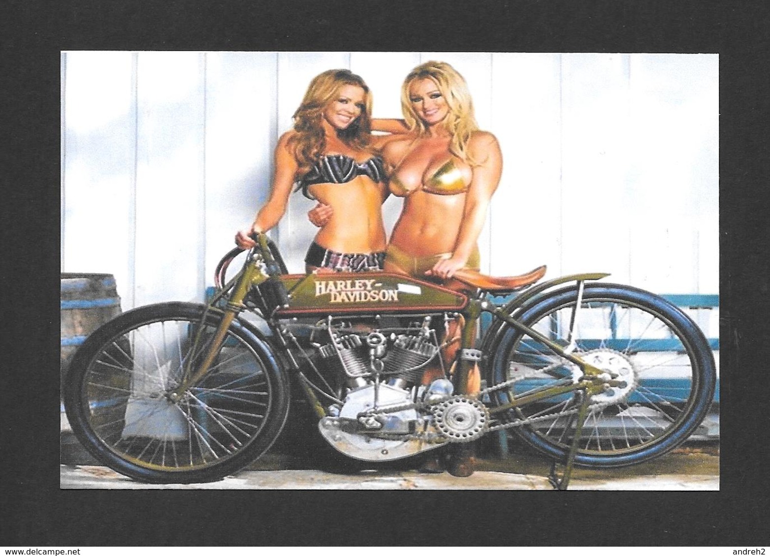 PUBLICITÉ - ADVERTISING - TRÈS JOLIE  ANCIENNE MOTO HARLEY DAVIDSON ET 2 JOLIES PIN UPS - Publicité