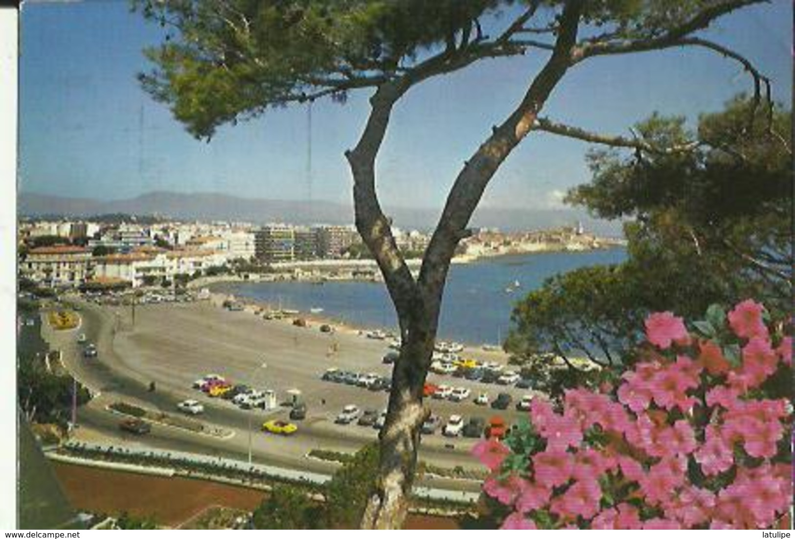 Antibes  06    L'Ilette Au Fond Des Remparts Et La Plage Animée - Antibes - Les Remparts