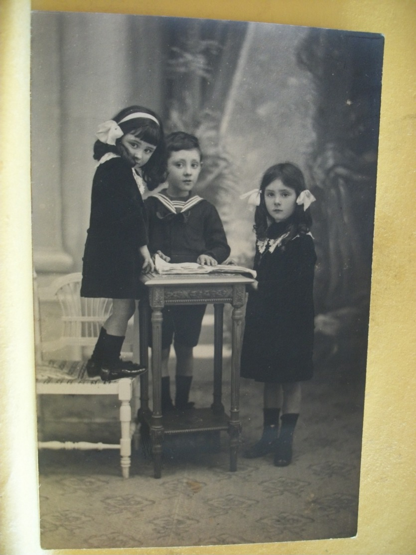 L10 9479 CPA PHOTO - 2 FILLETTES ET 1 GARCONNET AUTOUR D'UN GUERIDON PRIS EN STUDIO (FRERE ET SOEURS ?) - Grupo De Niños Y Familias