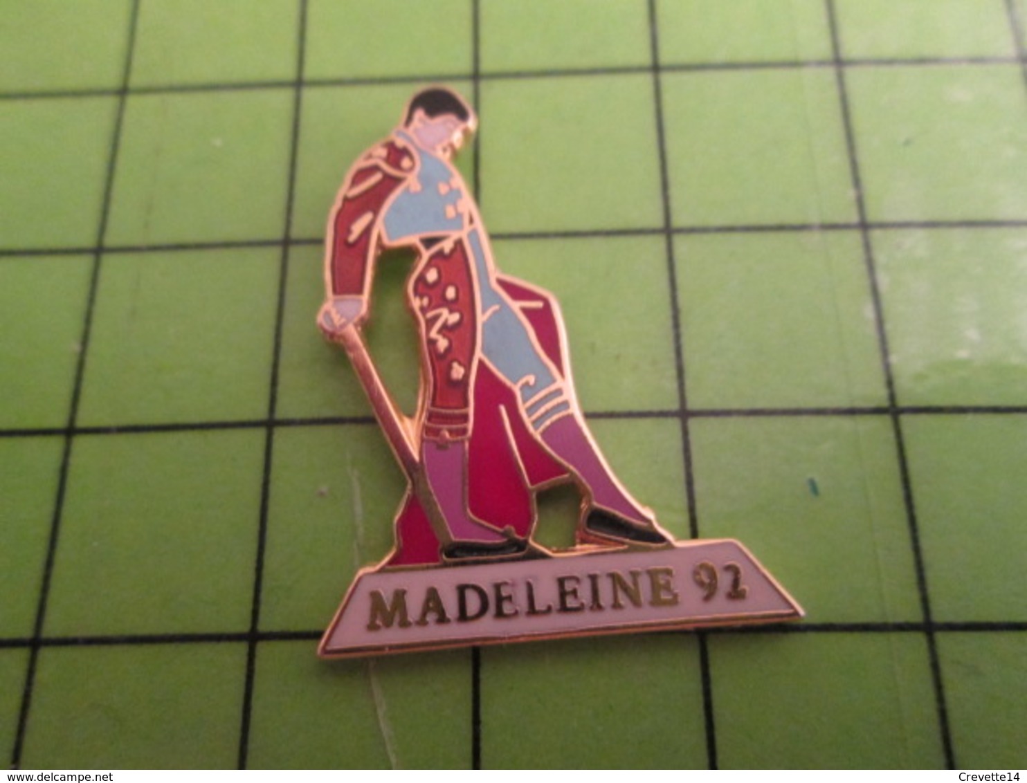 613a Pin's Pins / Beau Et Rare : Thème SPORTS / TAUROMACHIE CORRIDA TORERO MADELEINE 92 Sans Proust - Bullfight - Corrida