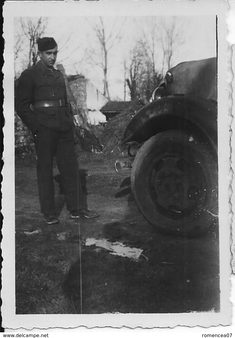 SAUVAGNAC (Charente) - Lot De 2 Photographies De Décembre 1944 - SOLDATS FRANCAIS Et VEHICULES - Guerre 1939-45 - WW2 - Guerre, Militaire