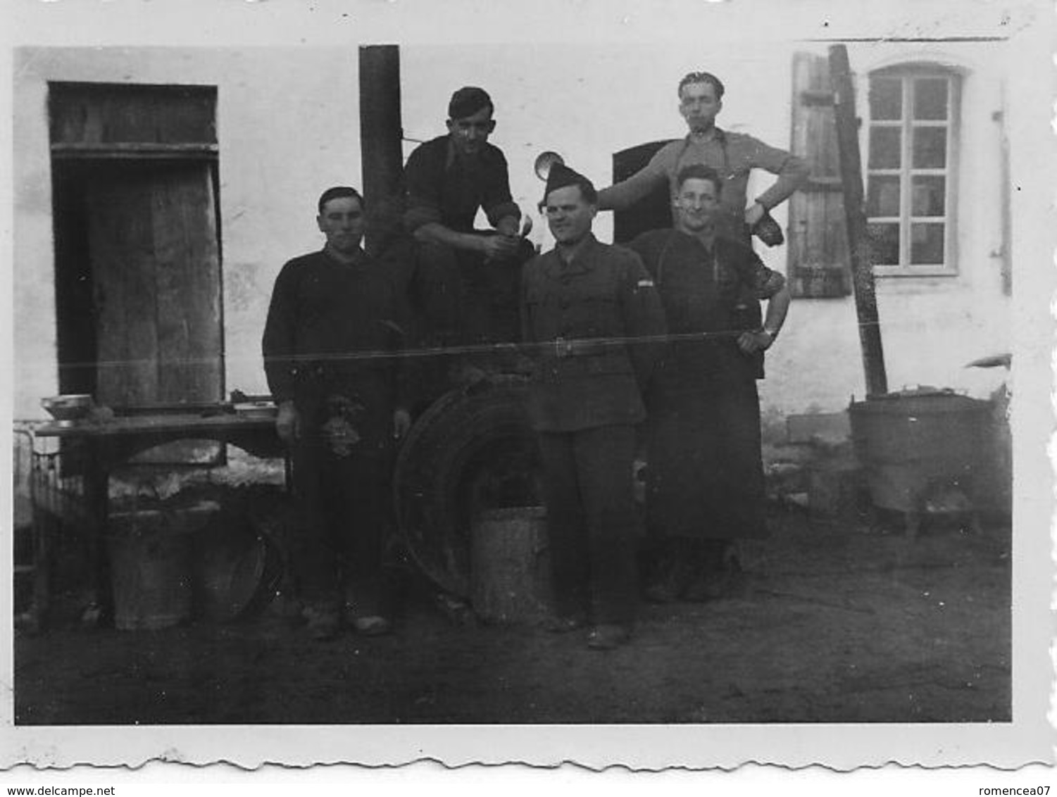 SAUVAGNAC (Charente) - Lot De 2 Photographies De Décembre 1944 - SOLDATS FRANCAIS Et VEHICULES - Guerre 1939-45 - WW2 - Guerre, Militaire