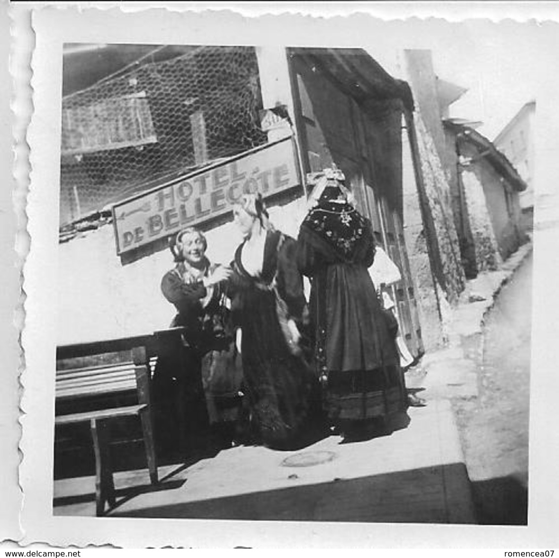 PEISEY-NANCROIX (Savoie) - FEMMES En FÊTE Dans Les RUES (2) - Lot De 3 Photographies - Pâques 1939 - FOLKLORE - A Voir ! - Places