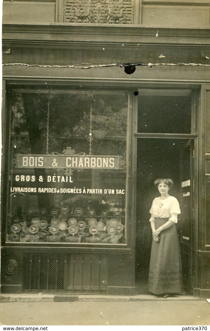 A Identifier Carte PHoto D'une Boutique Commerce De Bois Et Charbons La Patronne En Vitrine Les Différents Types De Coke - A Identifier