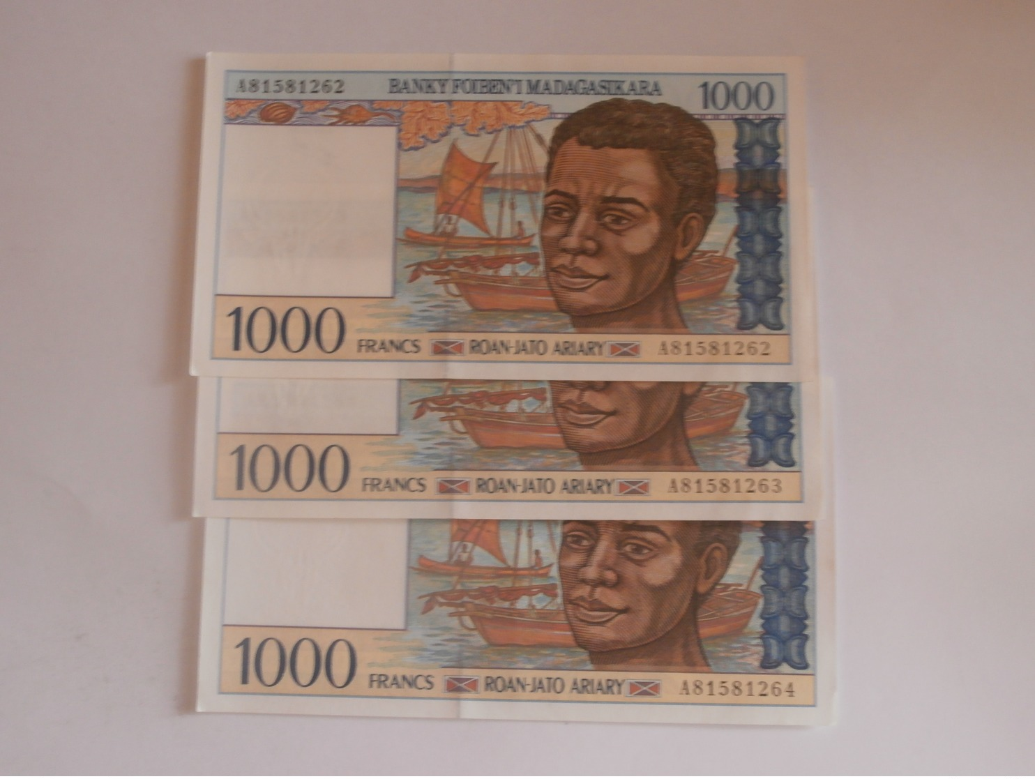 Lot 3  Billets   De 1000 Francs Madagascar Avec Les Numéros Qui Ce Suivent - Madagascar