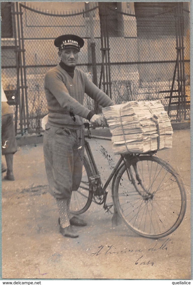 0212 "LA STAMPA - TORINO - VENDITORE DI GIORNALI - NEWSPAPER SELLER - VENDEUR DE JOURNAUX" ANIMATA. FOTO ORIG. - Mestieri