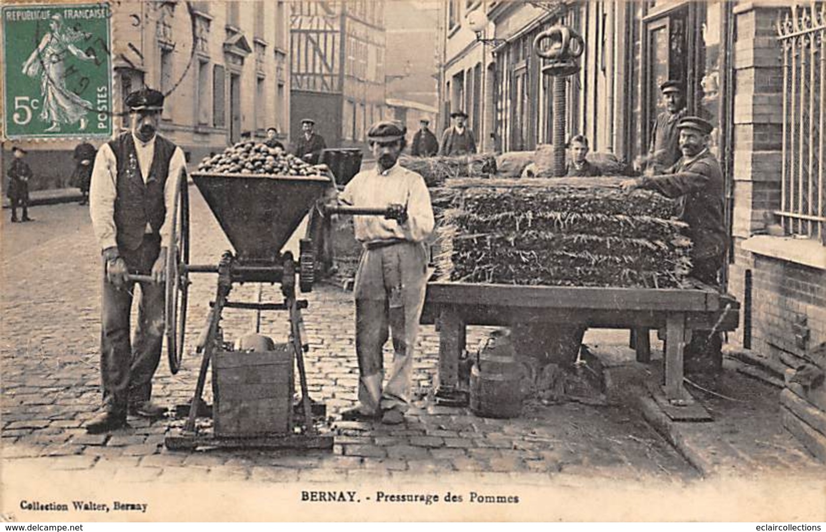 Bernay    27  Pressurage Des Pommes  Dans La Rue     (voir Scan) - Bernay