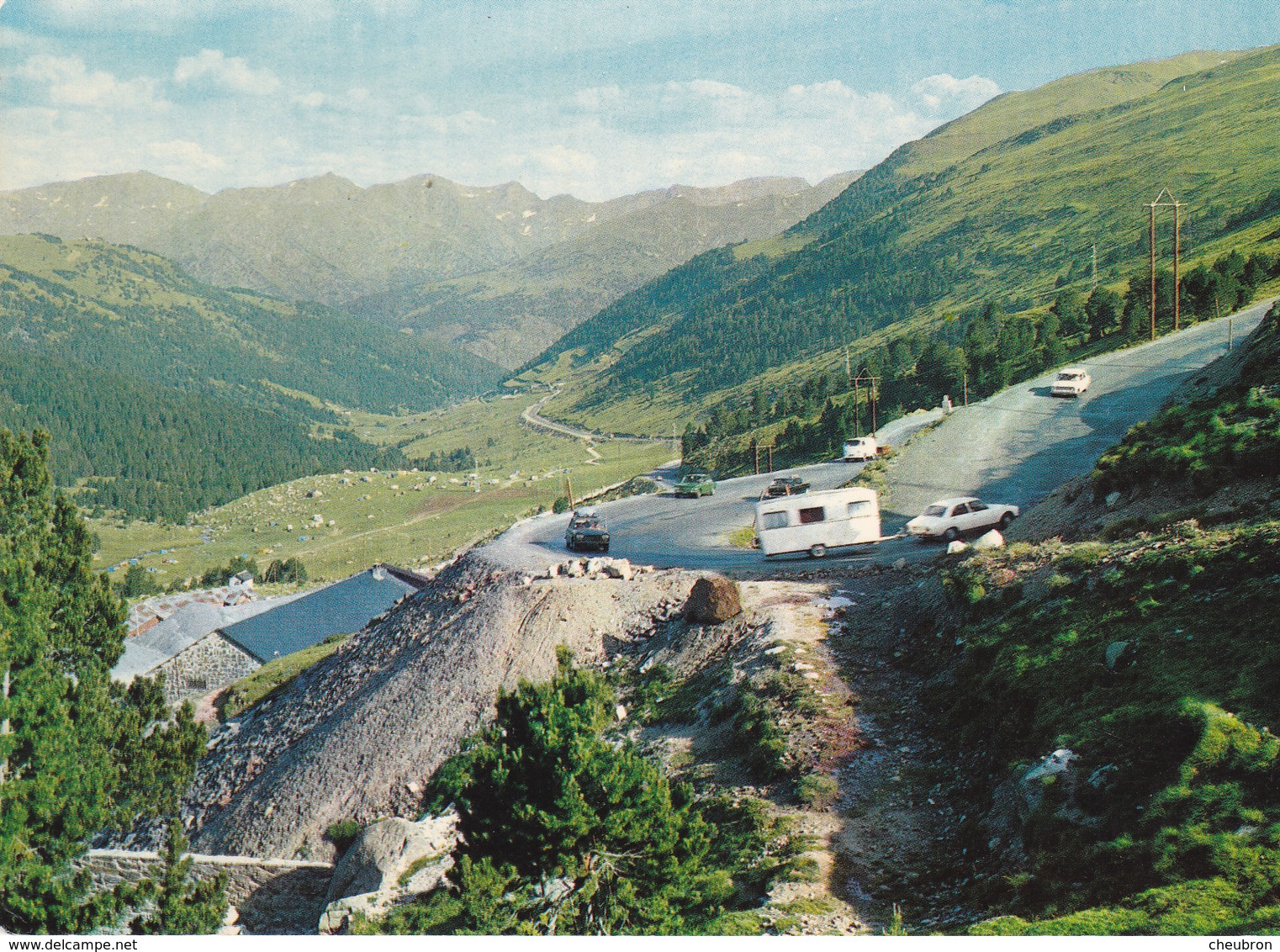 ANDORRE. RARETÉ. MONTÉE DU COL D'ENVALIRA PAR UNE CARAVANE ET DES VOITURES - Andorre