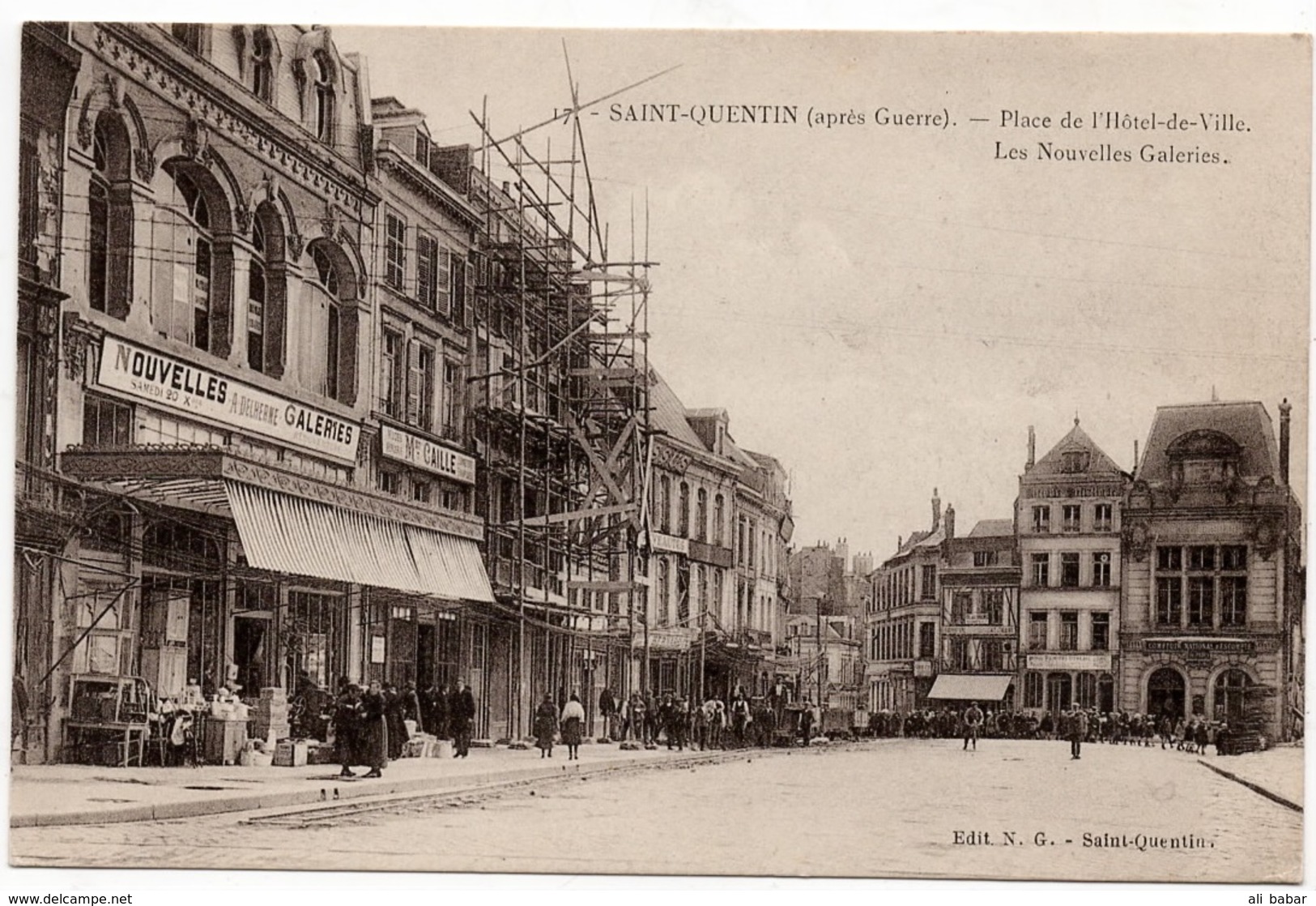 Saint Quentin : Place De L'Hôtel De Ville, Les Nouvelles Galeries, Après Guerre (Edit. N.G. N°17) - Saint Quentin