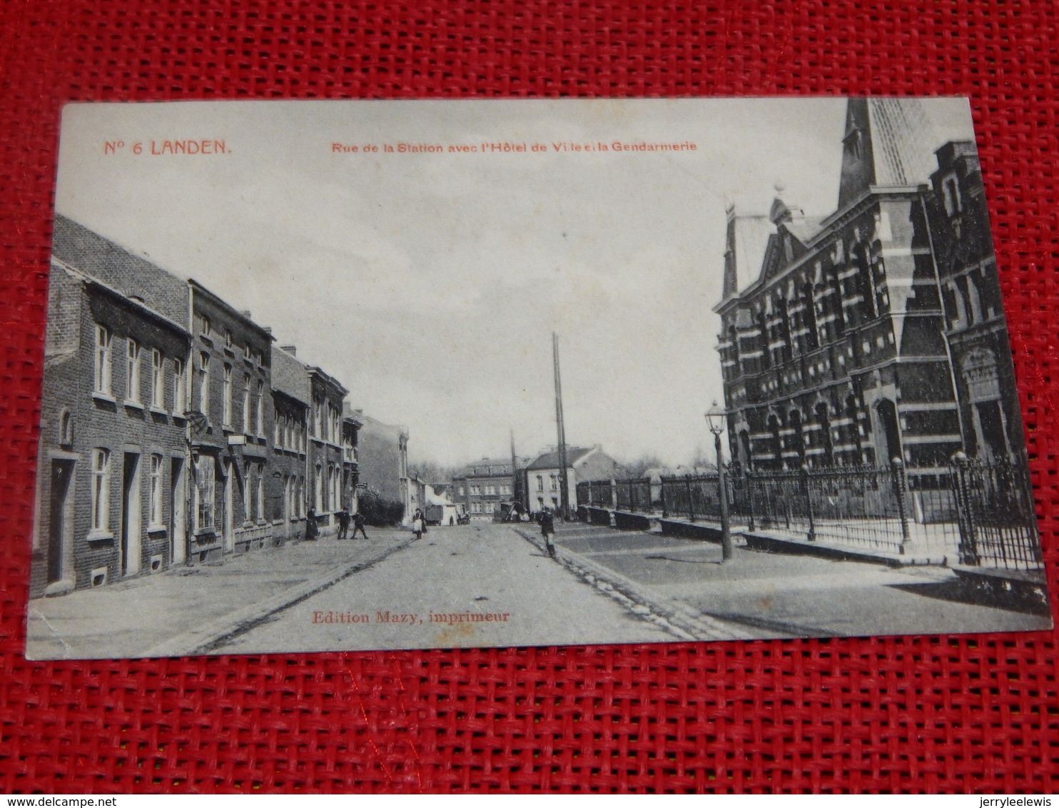 LANDEN -  Rue De La Station Avec L'Hôtel De Ville Et La Gendarmerie - Landen