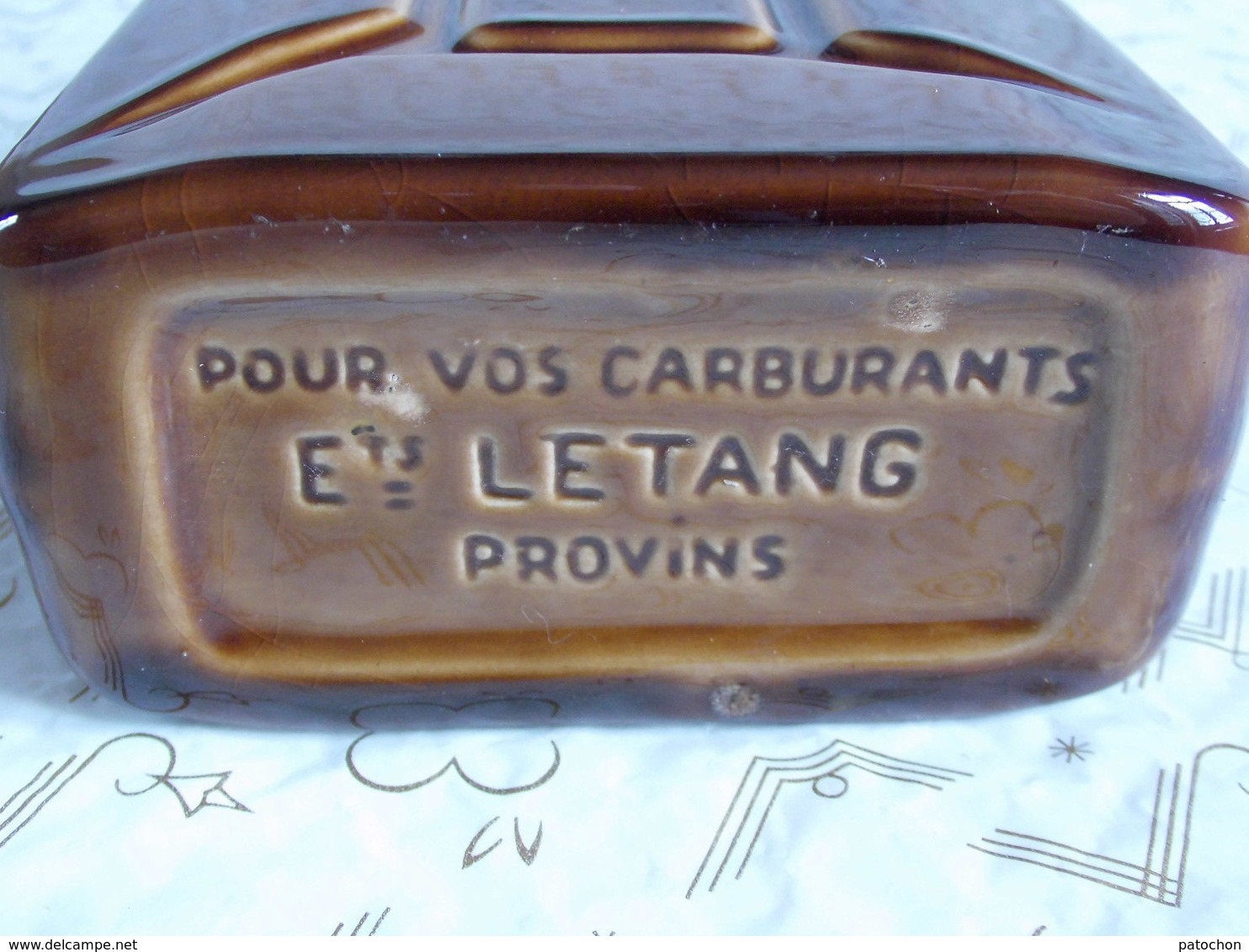 Flasque Publicitaire Céramique Jerrican Carburants L'étang à Provins.11 X 15 Cm. - Andere & Zonder Classificatie