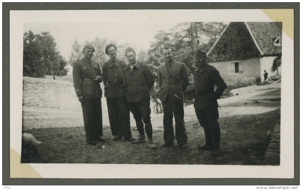 Guerre de 1939-45 . 11 photos prises à la Trimouille (Vienne) en août 1940 . Soldats .