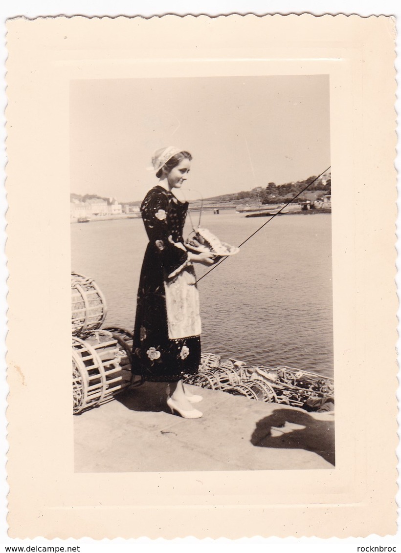 Bretagne Finistère Audierne Ancienne Photo Jeune Femme Costume Coiffe Casiers Port Quai - Lieux