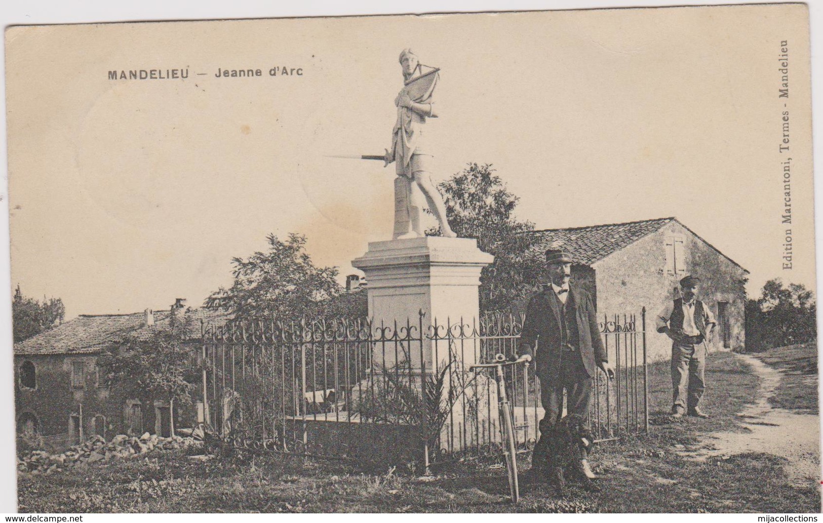 Cpa MANDELIEU- Statue De Jeanne D'Arc-1er Plan :2 Hommes Et Un Vélo Dans Les Années 1910...maisons - Autres & Non Classés