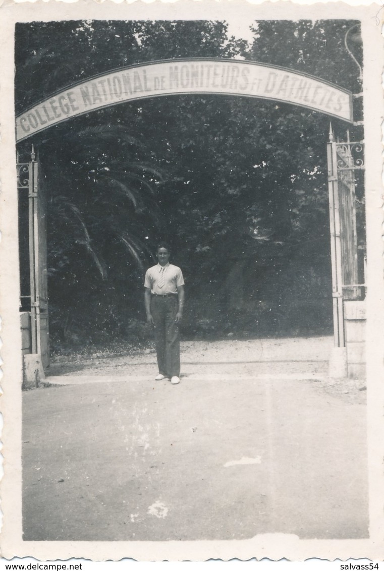 Photo Amateur - Entrée Du Collège National De Moniteurs Et D'Athlètes (Ca 1950) - Guerre, Militaire