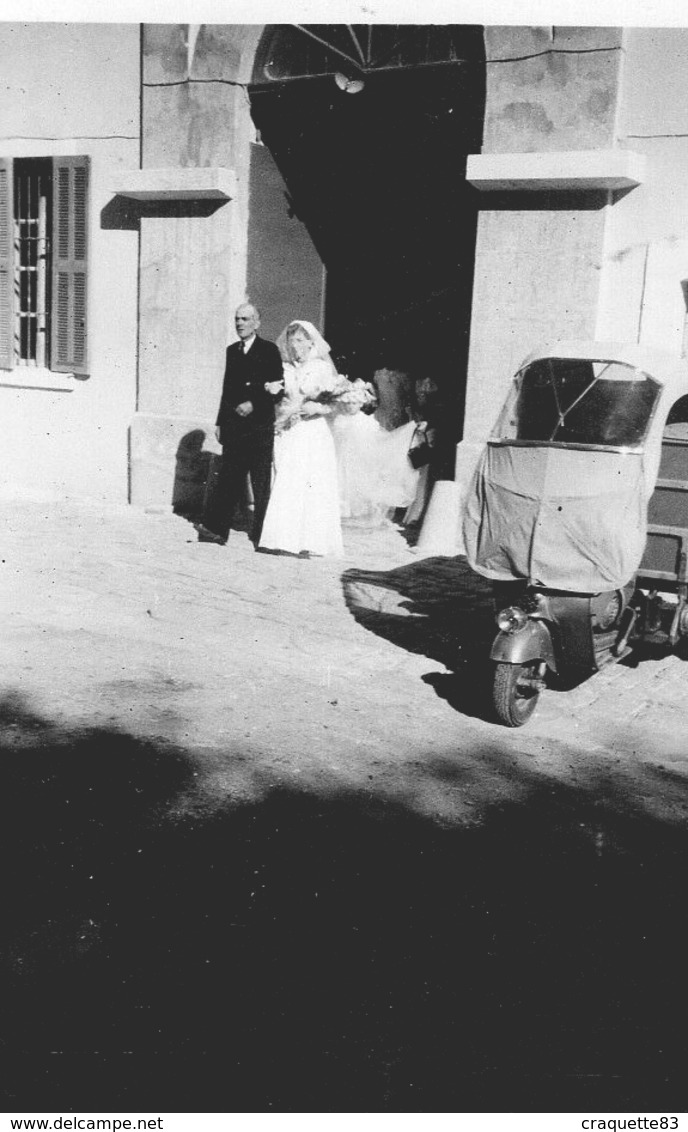 Mariée Sort De L'église, Triporteur     Année 1940 - Personnes Anonymes