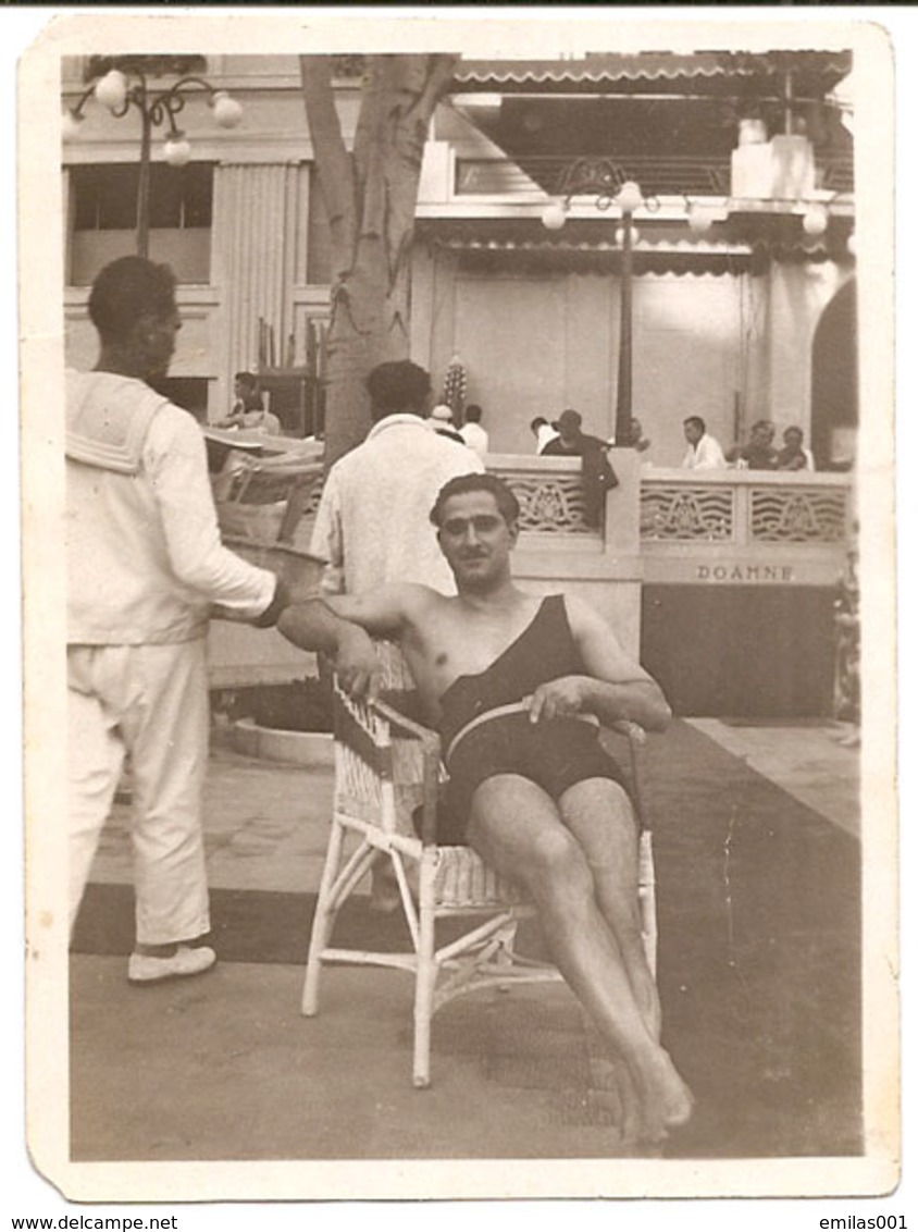 Photo Originale , Homme En Maillot De Bain Sur Chaise , Dim. 6.0 X 9.0 Cm - Personnes Anonymes