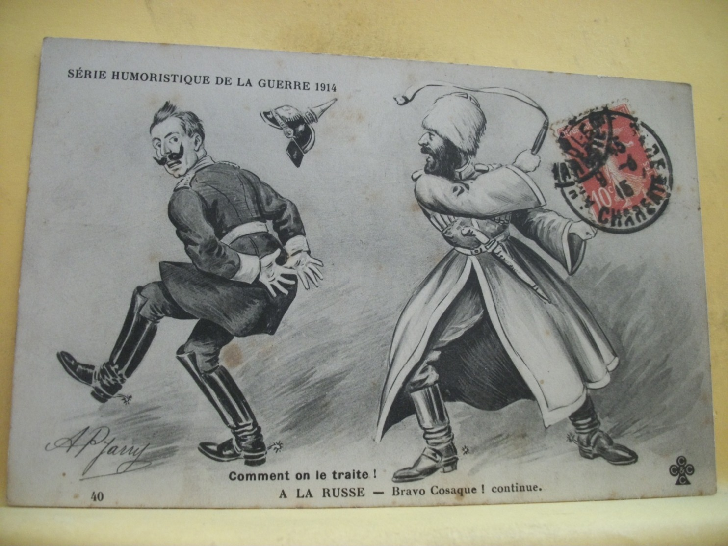 L10 9675 CPA 1915 - MILITARIAT - COMMENT ON LE TRAITE ! A LA RUSSE. BRAVO COSAQUE ! CONTINUE. (RUSSE FOUETTE ALLEMAND) - Humoristiques