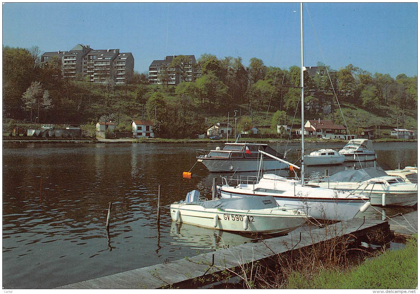 CPM - 91 - LE COUDRAY-MONTCEAUX - Les Terrasses Vues De La Seine - Mennecy