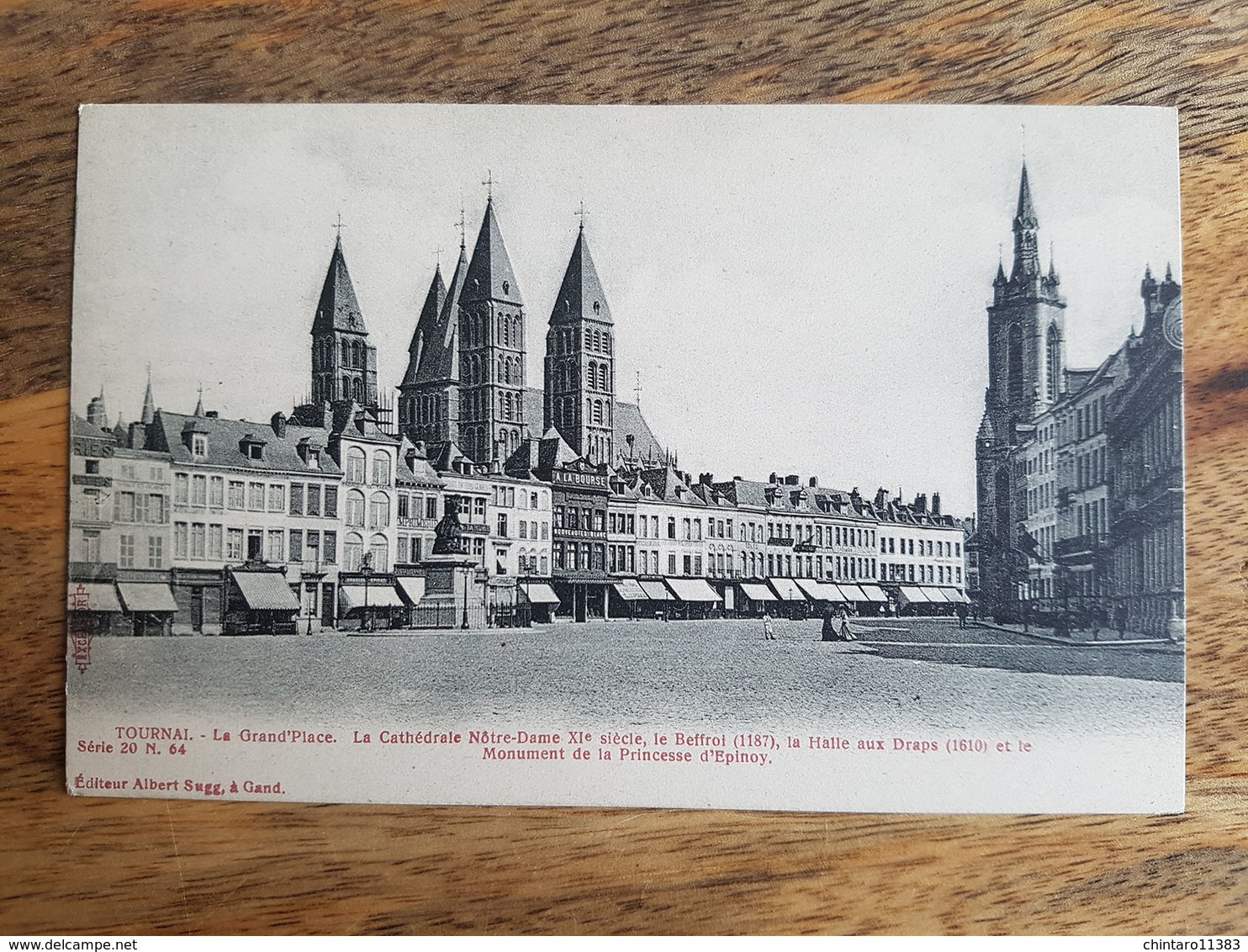 CP Tournai "La Grand-Place - La Cathédrale Notre-Dame XIe, Le Beffroi, La Halle-aux-Draps Et... - Série 20 N°64 A. Sugg" - Tournai