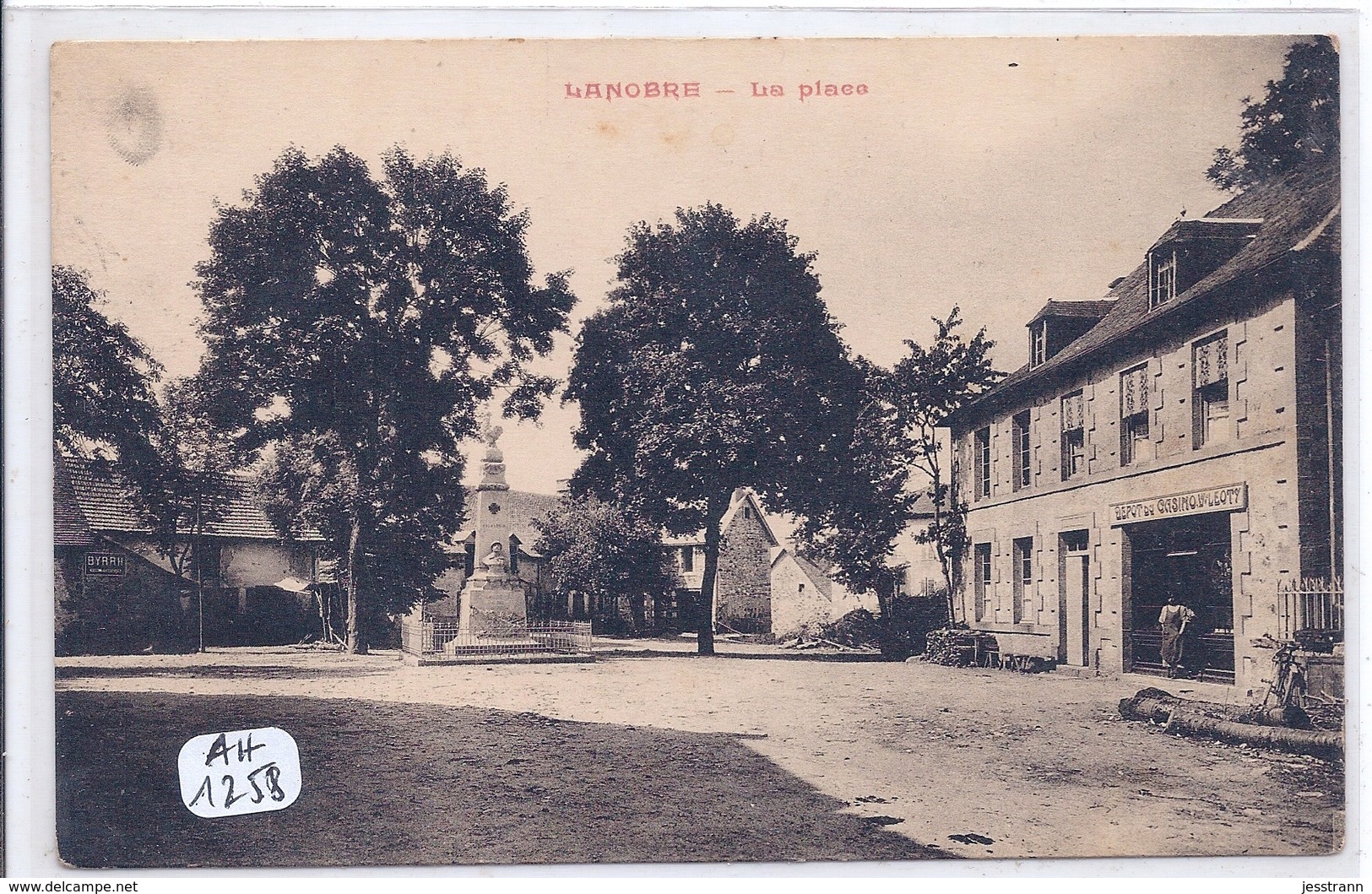 LANOBRE- DEPOT DU CASINO VVE LEOTY- LA PLACE ET LE MONUMENT AUX MORTS - Autres & Non Classés