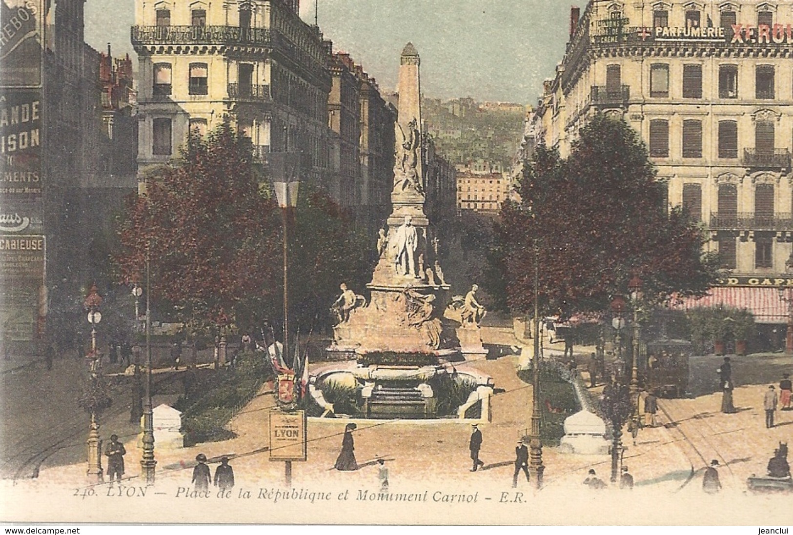 240. LYON . PLACE DE LA REPUBLIQUE ET MONUMENT CARNOT . CARTE COLORISEE NON ECRITE - Autres & Non Classés