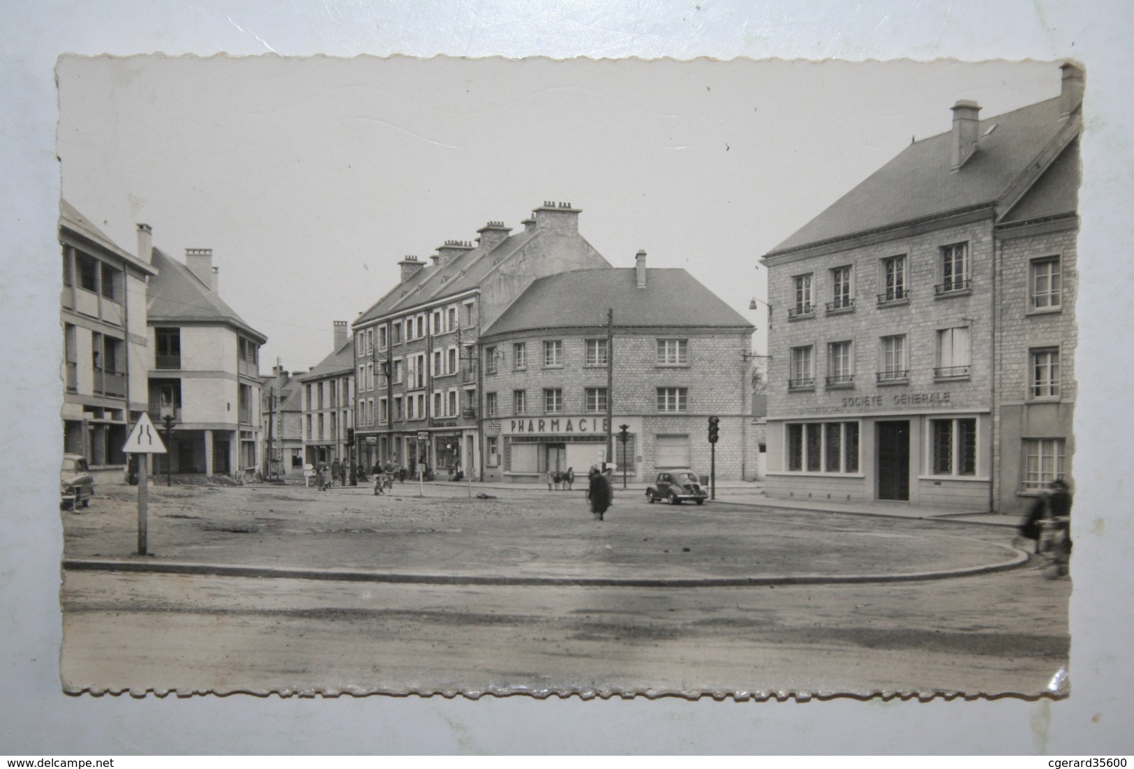 50 : Valogne - Place Vicq D'Azir ( Société Générale ) - Valognes