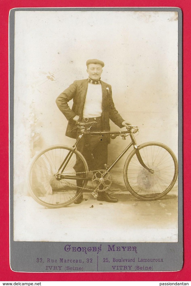 Photographie Ancienne Sur Carton - Cliché Meyer à Ivry Et Vitry - Portrait D'un Cycliste - Ciclismo