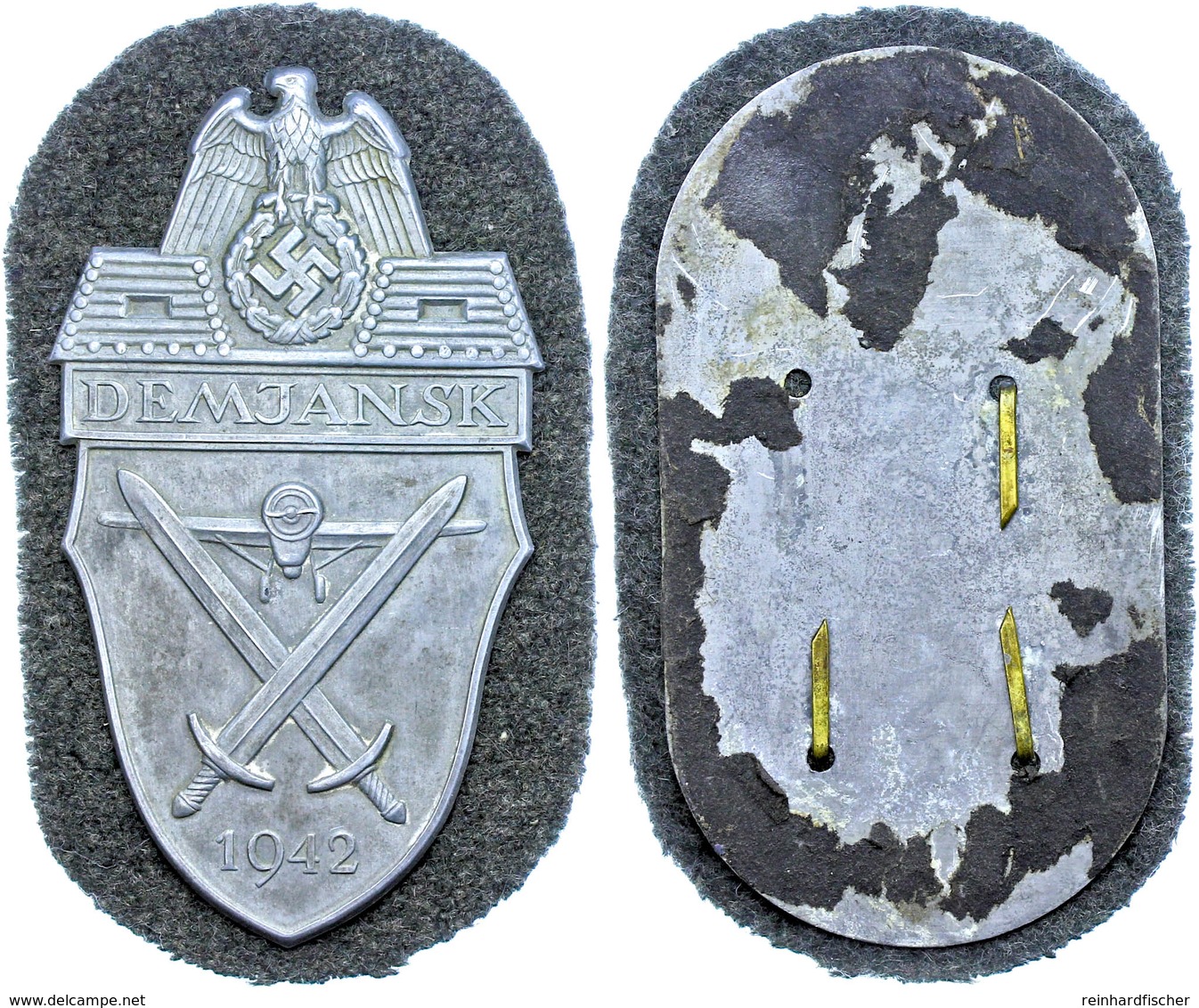 1427 Demjansk, Ärmelschild 1942, Silbergrau, Eisen Getönt, Auf Feldgrauer Tuchunterlage, Mit Rückenplatte, Ein Splint Fe - Andere & Zonder Classificatie