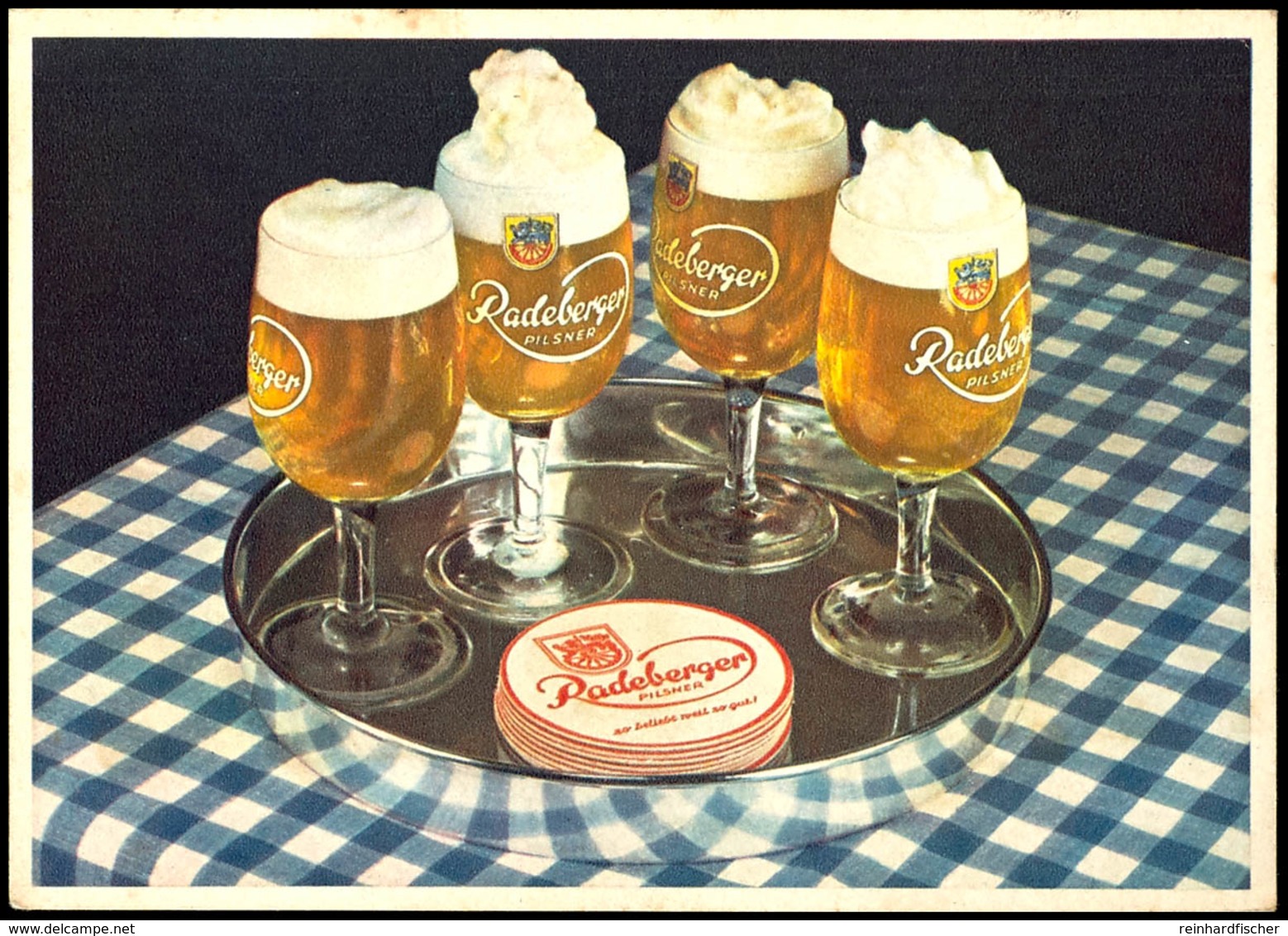 6142 Bier: Motivkarte "Radeberger Pilsener" - Tablett Mit Vier Biergläsern Und Rot/weißen Bierdeckeln Auf Tisch Mit Blau - Andere & Zonder Classificatie