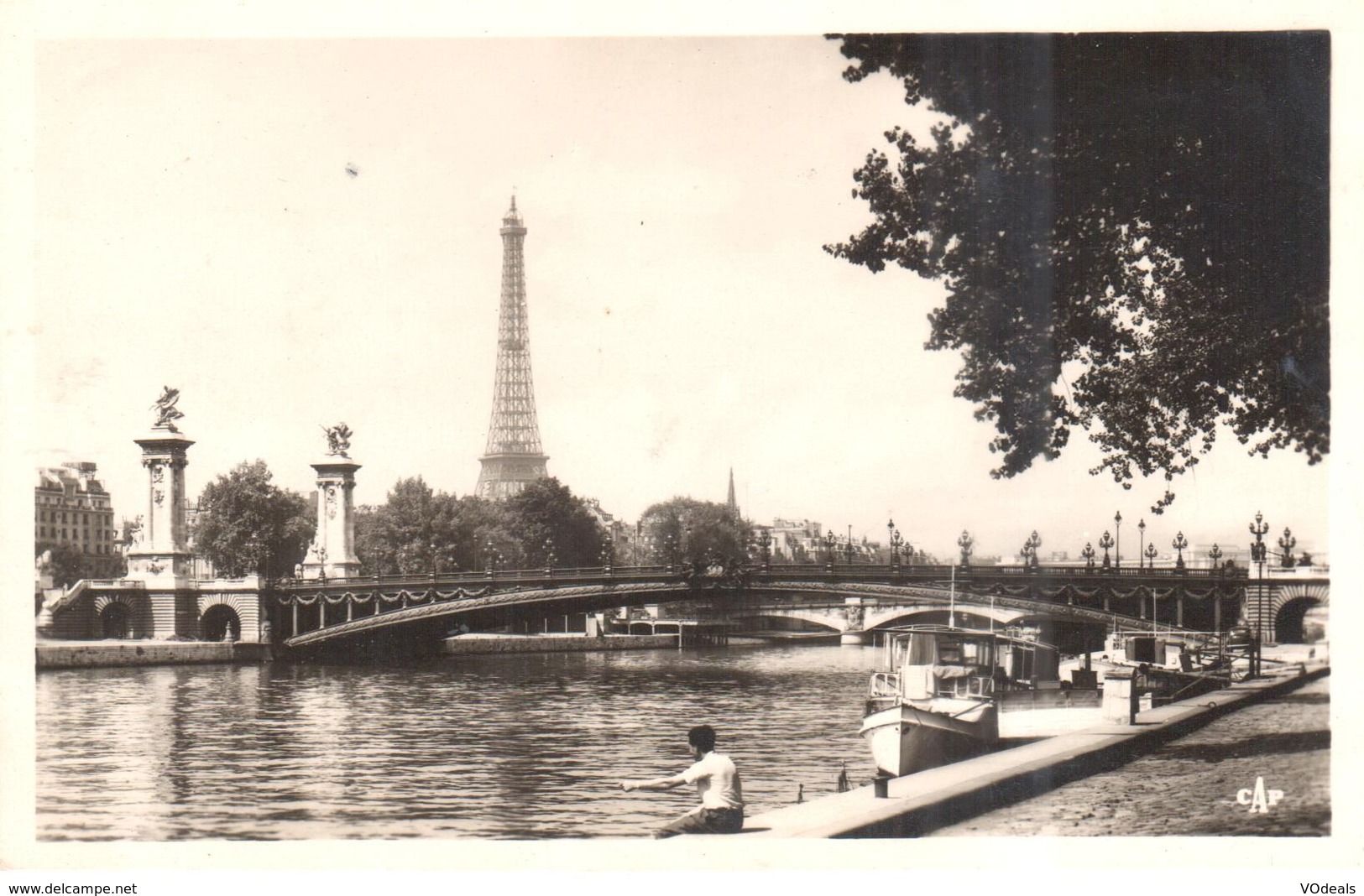 (75) Paris - Vue Sur La Seine - Le Pont Alexandre III Et La Tour Eiffel - Transport Urbain En Surface