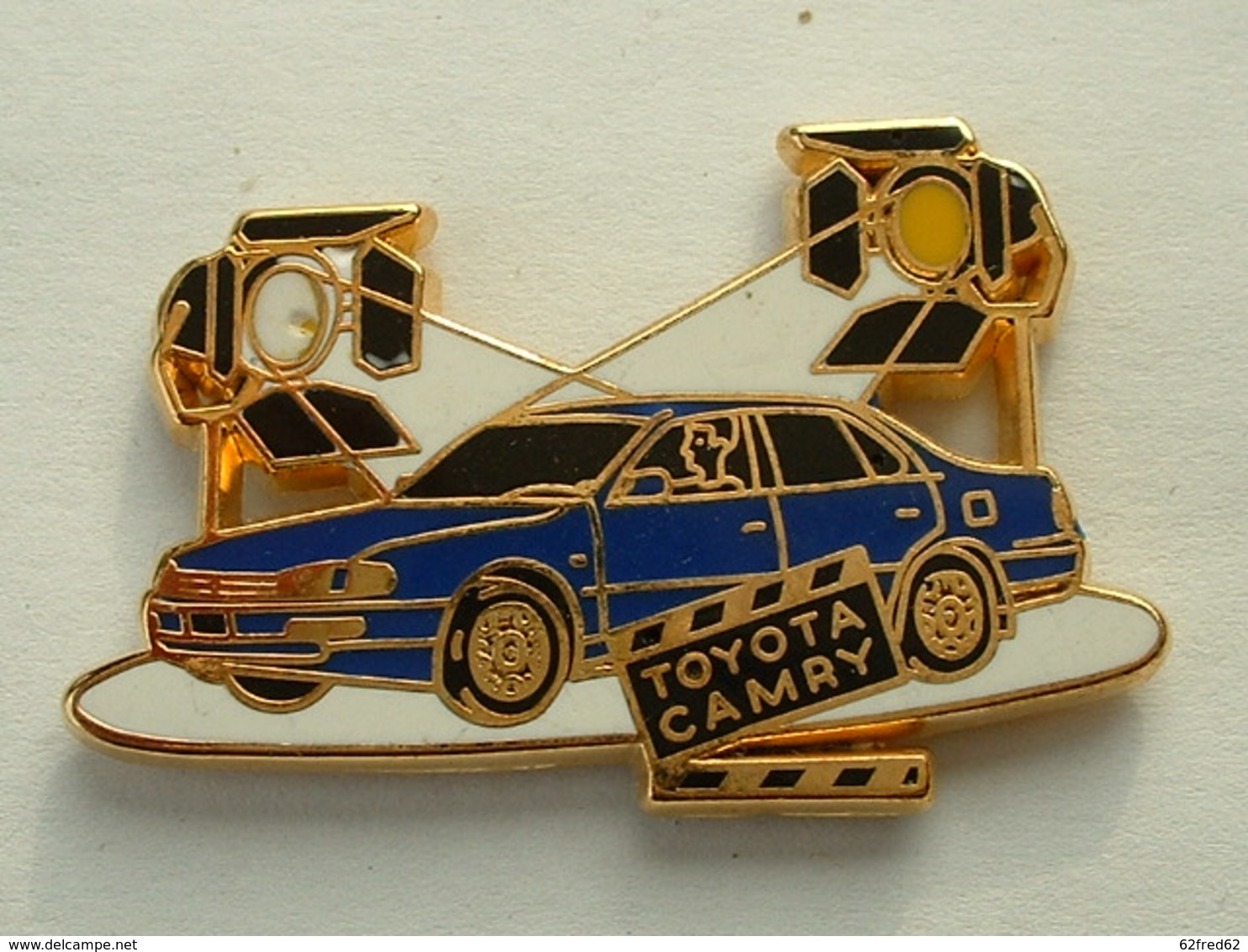 Pin's TOYOTA CAMRY BLEUE - ARTHUS BERTRAND - Toyota