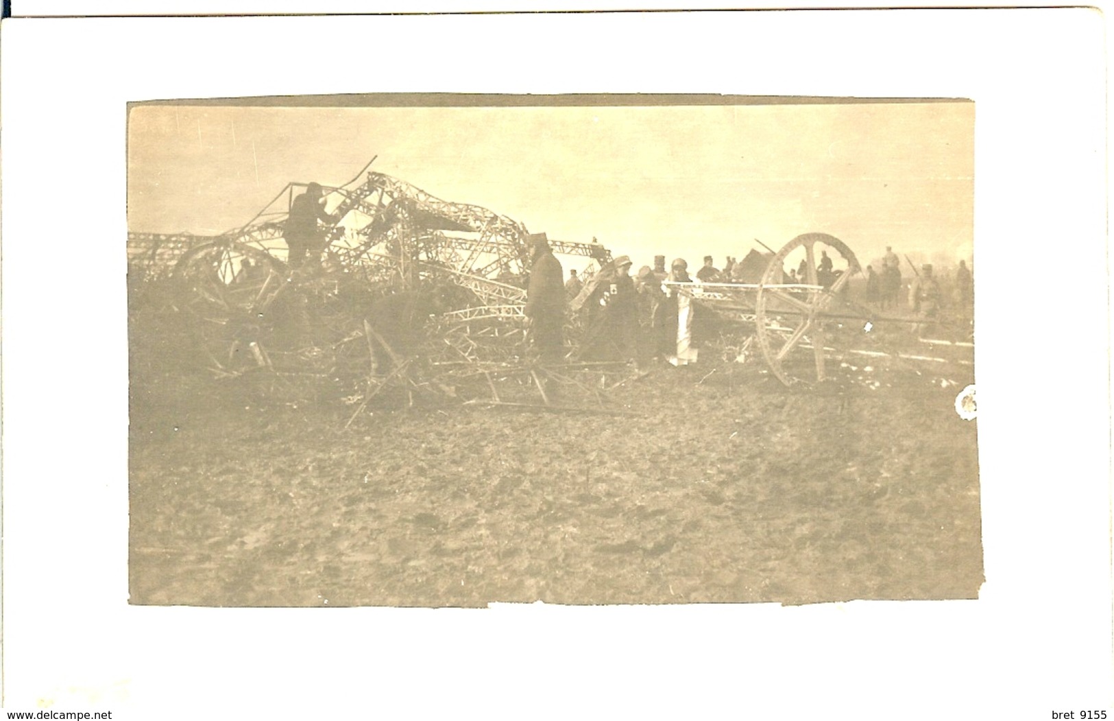 CARTE PHOTO DESTRUCTION D UN ZEPPELIN ? LES MILITAIRES SONT PRESENTS AINSI QUE LES INFIRMIERES - Fotos