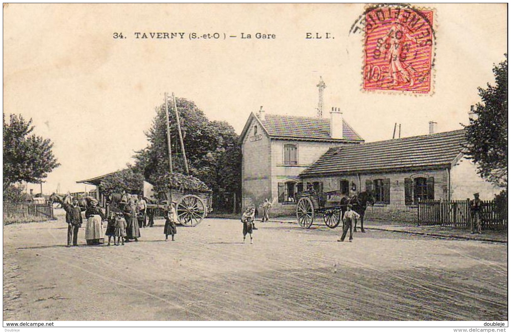 D95   TAVERNY  La Gare  ............ (vue Extérieure Très Animée) - Taverny