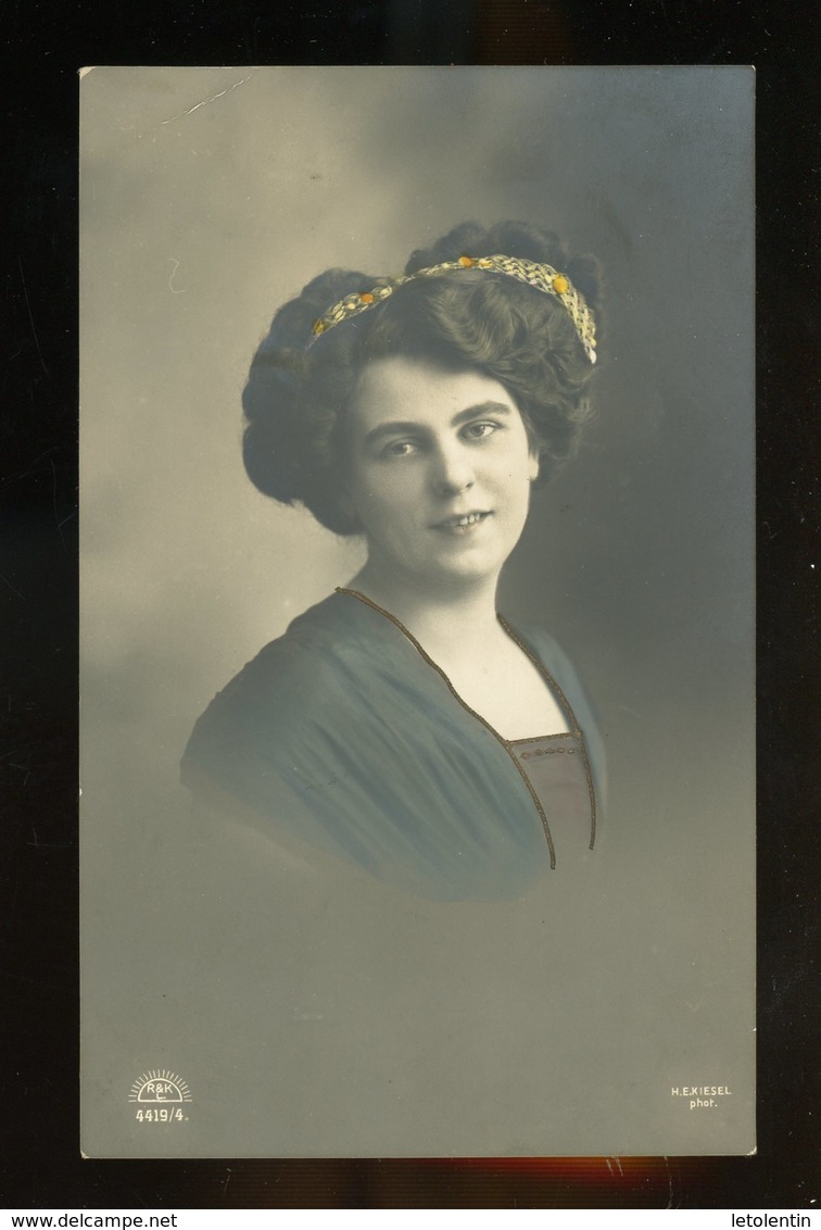 CPA: - PORTRAIT DE JEUNE FEMME - Donne