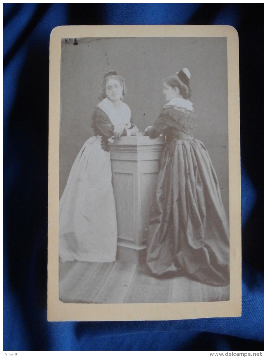 Photo CDV Anonyme - Deux Arlésiennes En Pied Vers 1870-75 L390 - Antiche (ante 1900)