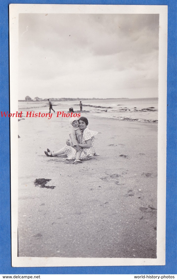 Photo Ancienne Snapshot - COLLEVILLE Sur MER - Femme & Sa Fille Sur La Plage - 1932 - Enfant Mode Woman Normandie Girl - Boats