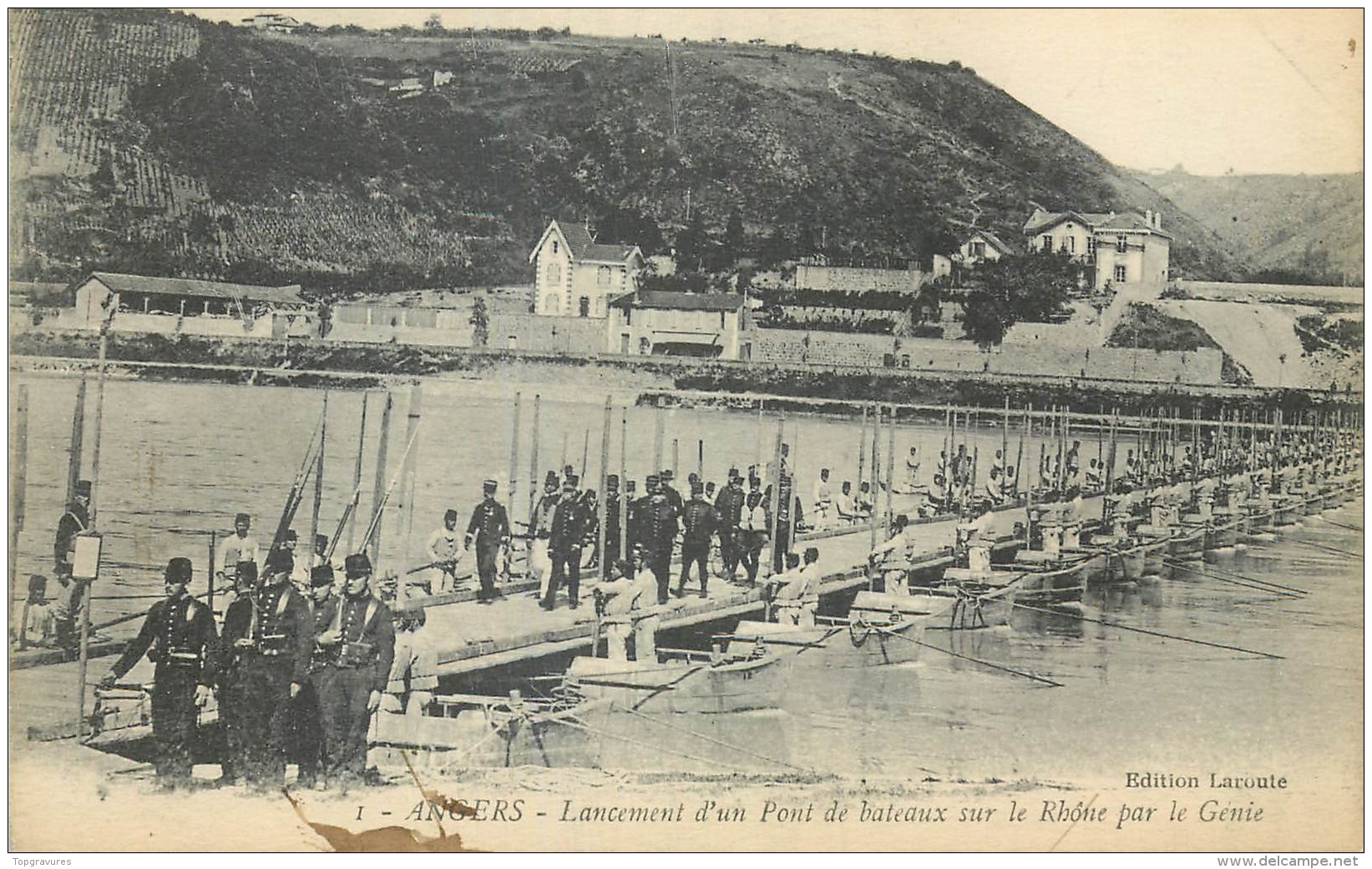 49 ANGERS LANCEMENT D'UN PONT DE BATEAUX SUR LE RHONE PAR LE GENIE - Angers