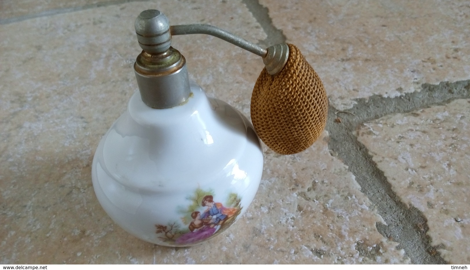 Ancien Vaporisateur à Parfum (vide) - Porcelaine De France - Décor Romantique Type "fragonard" - N° Modèle - Métal+tissu - Accesorios