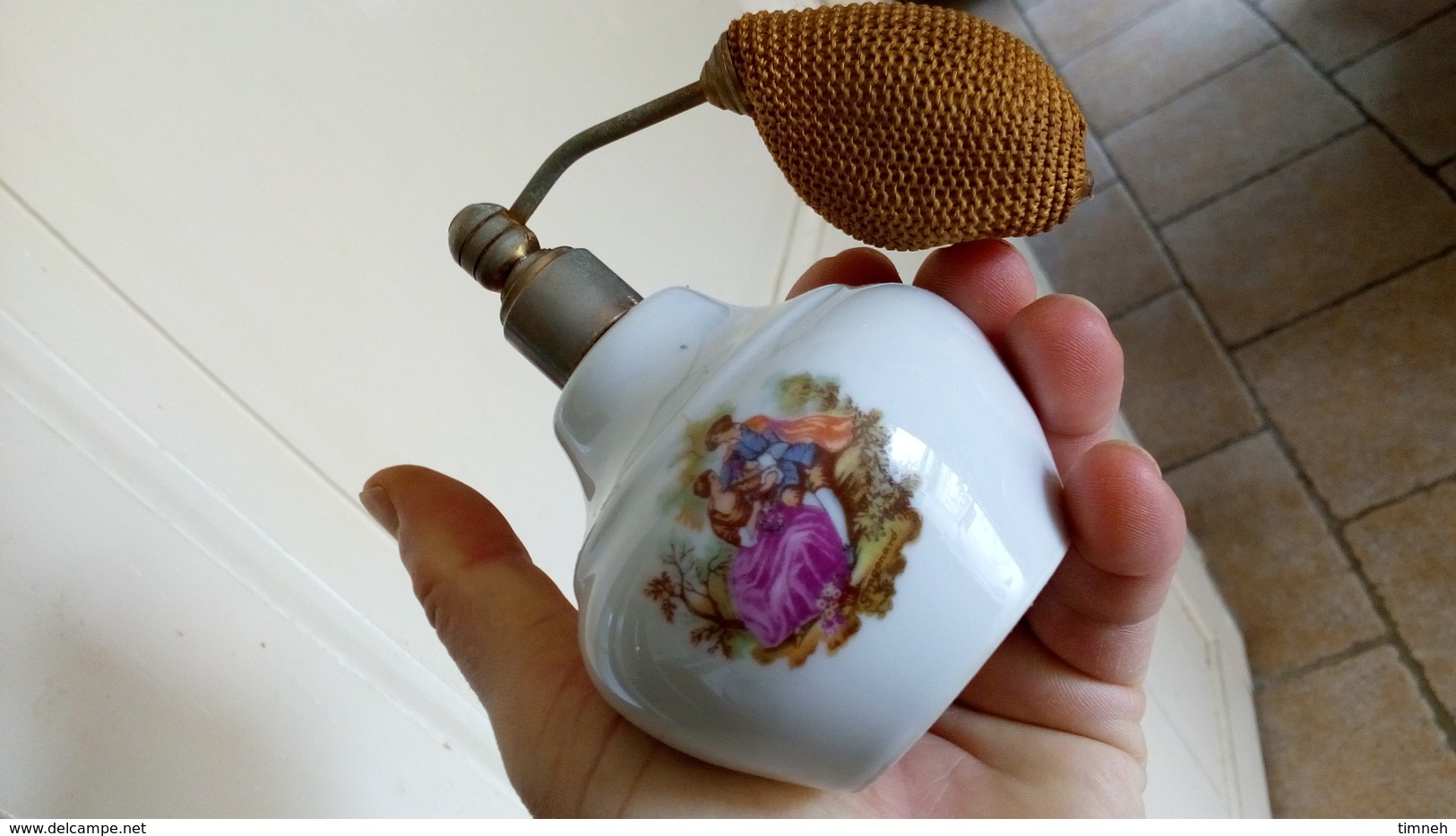 Ancien vaporisateur à parfum (vide) - porcelaine de France - décor romantique type "fragonard" - n° modèle - métal+tissu
